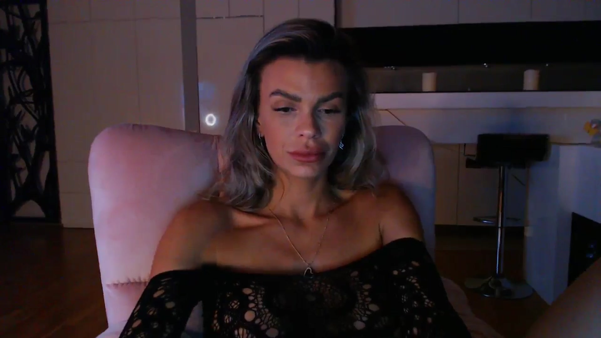 Gallery image thumbnail from D_y_y's myfreecams stream on, 04/15/2024, 18:08 image 2 of 20