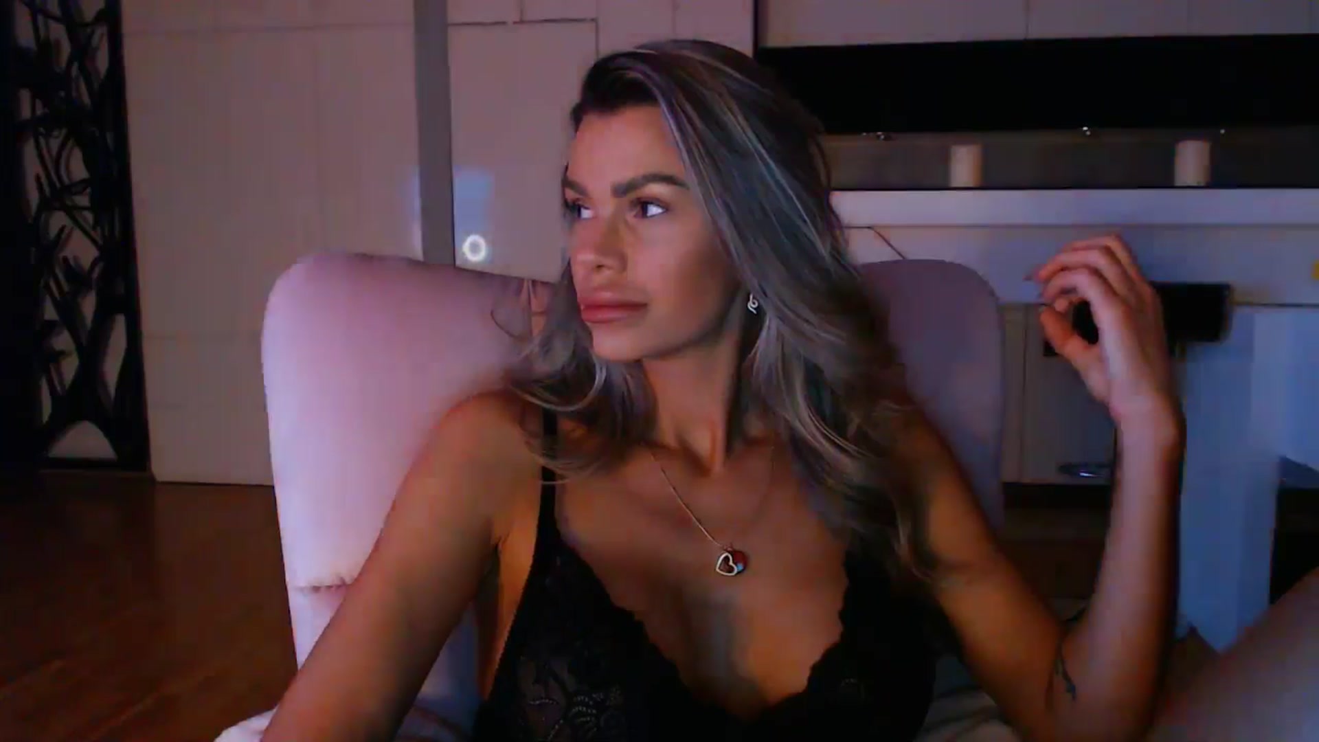 Gallery image thumbnail from D_y_y's myfreecams stream on, 04/16/2024, 18:29 image 11 of 20