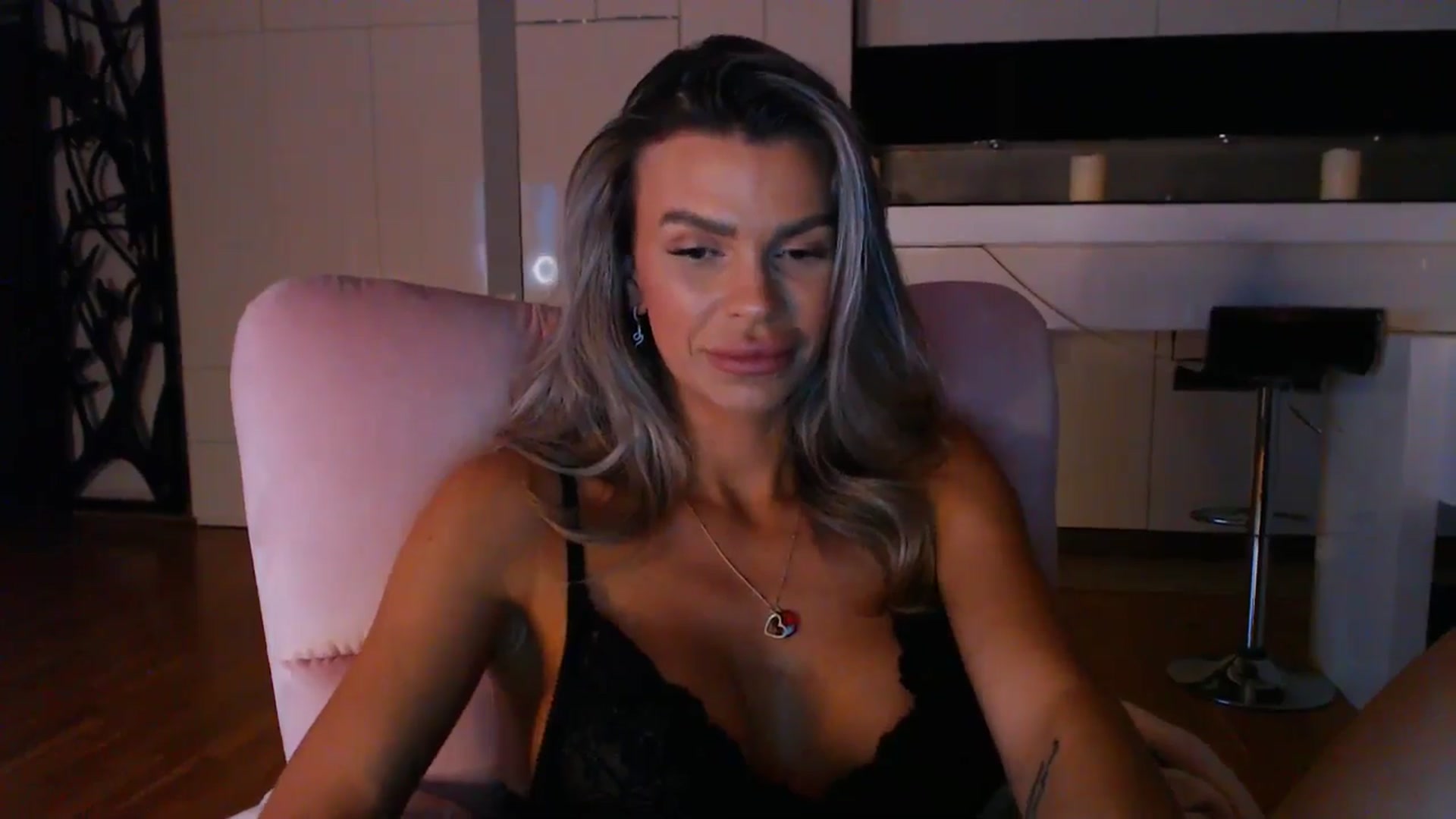 Gallery image thumbnail from D_y_y's myfreecams stream on, 04/16/2024, 18:29 image 14 of 20