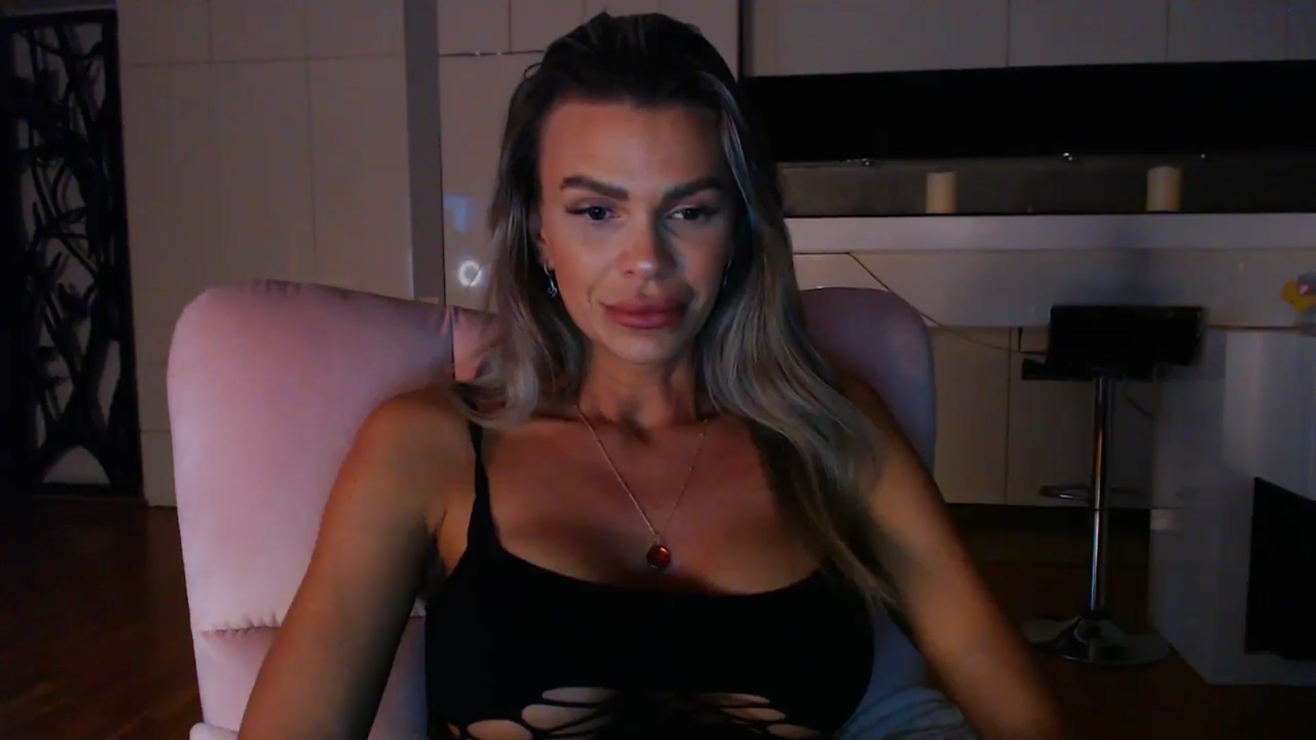 Gallery image thumbnail from D_y_y's myfreecams stream on, 04/17/2024, 18:29 image 16 of 20