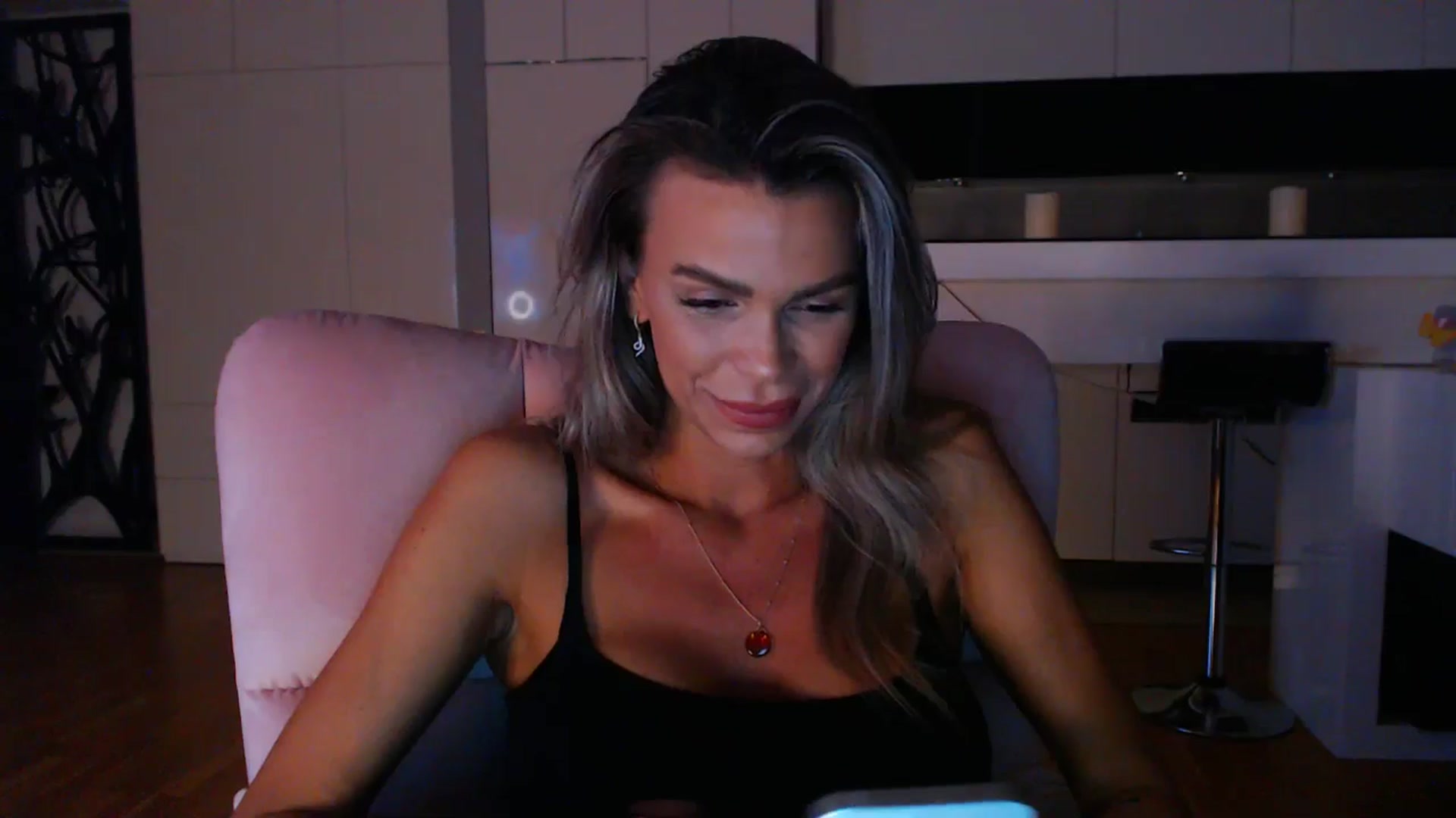 Gallery image thumbnail from D_y_y's myfreecams stream on, 04/17/2024, 18:29 image 18 of 20