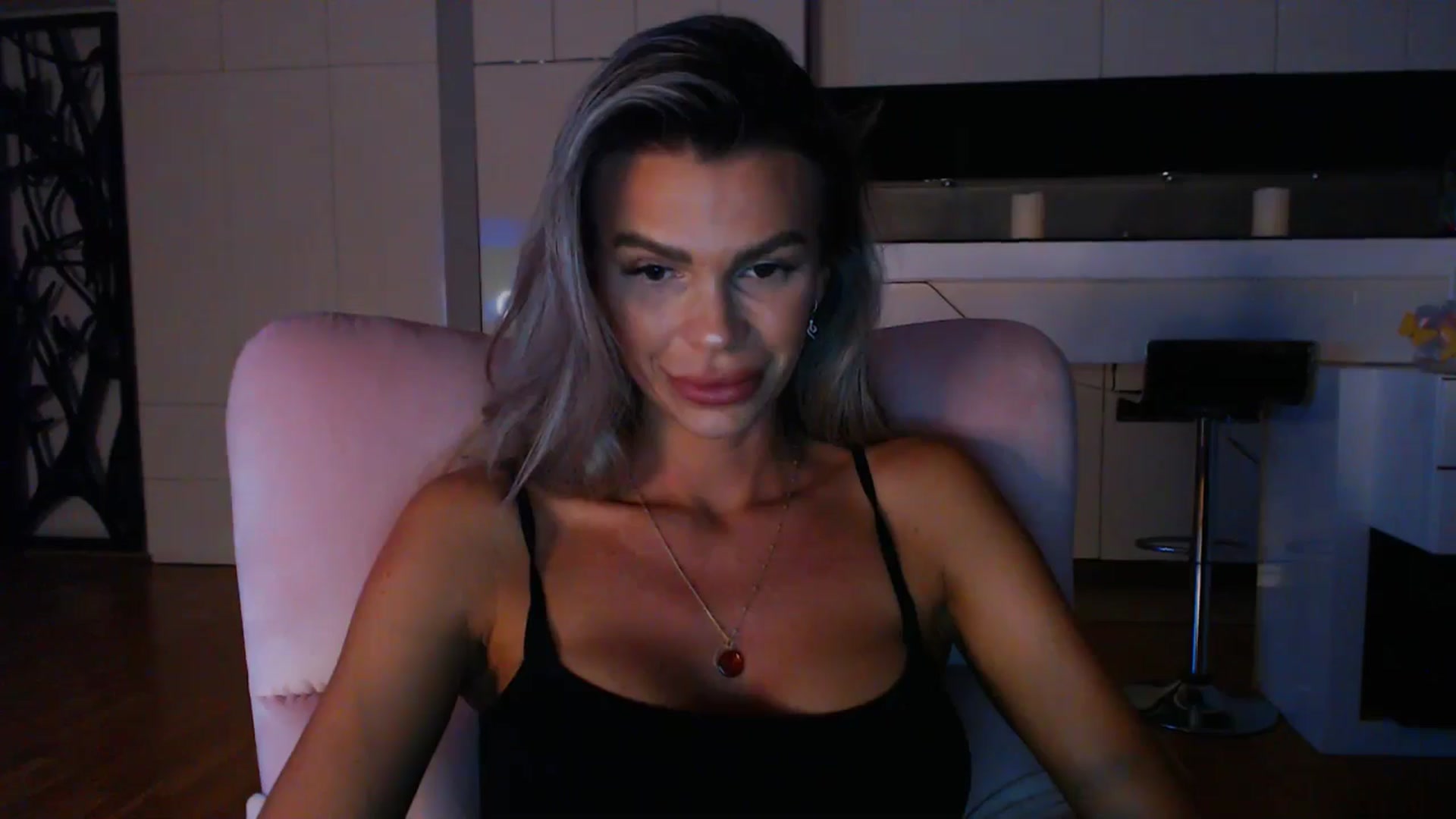 Gallery image thumbnail from D_y_y's myfreecams stream on, 04/17/2024, 18:29 image 6 of 20
