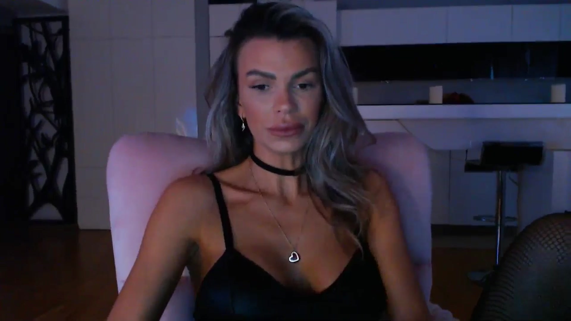 Gallery image thumbnail from D_y_y's myfreecams stream on, 04/25/2024, 05:40 image 4 of 20