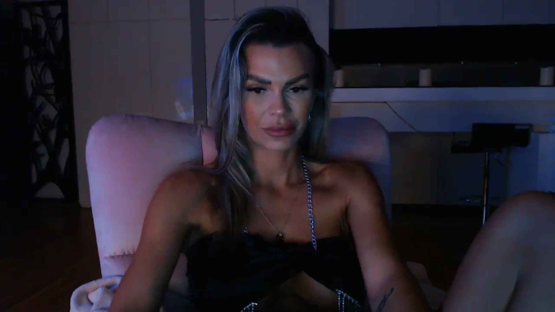 Gallery image thumbnail from D_y_y's myfreecams stream on, 05/02/2024, 19:19 image 17 of 20