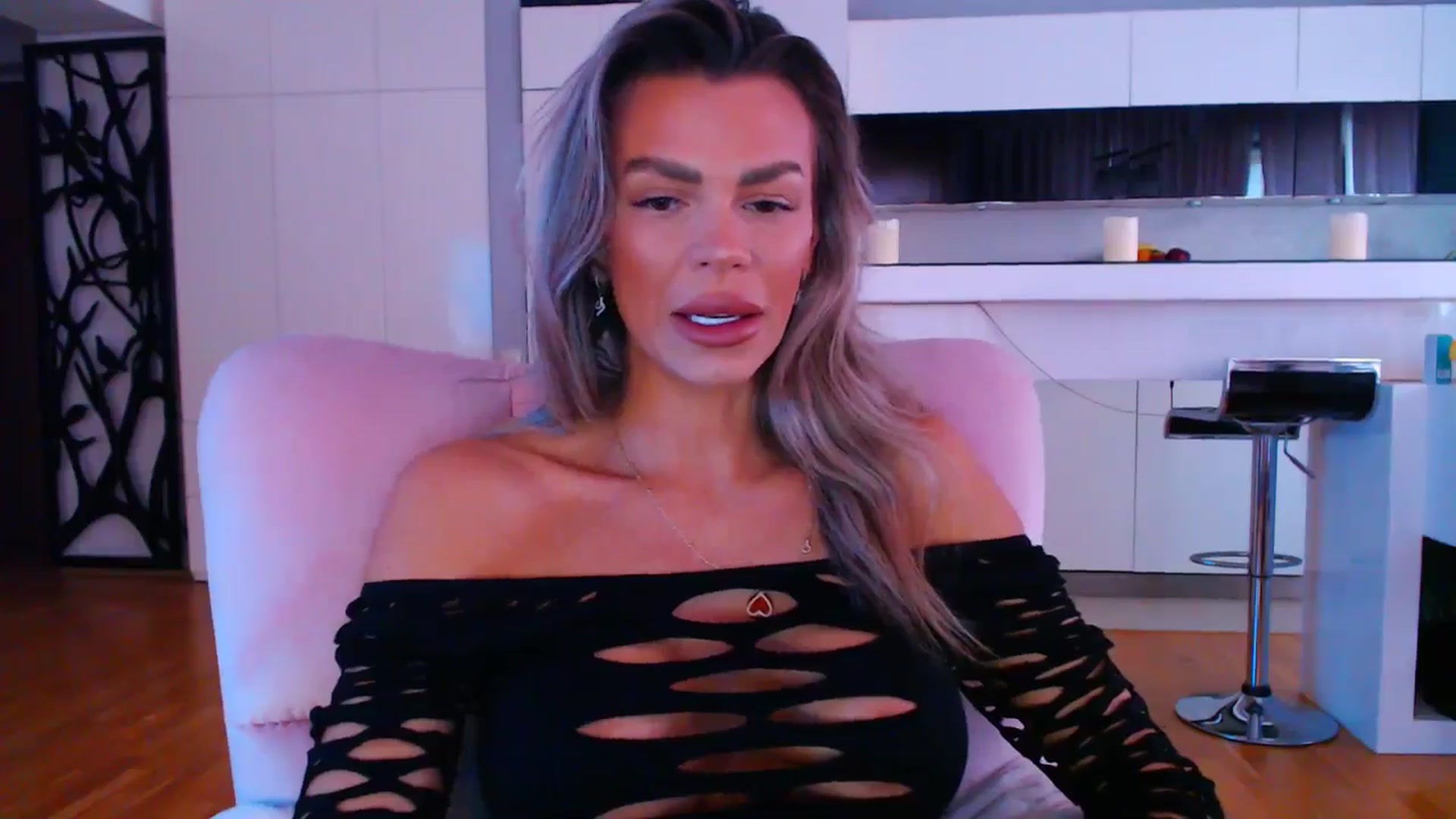 Gallery image thumbnail from D_y_y's myfreecams stream on, 05/19/2024, 04:55 image 10 of 20