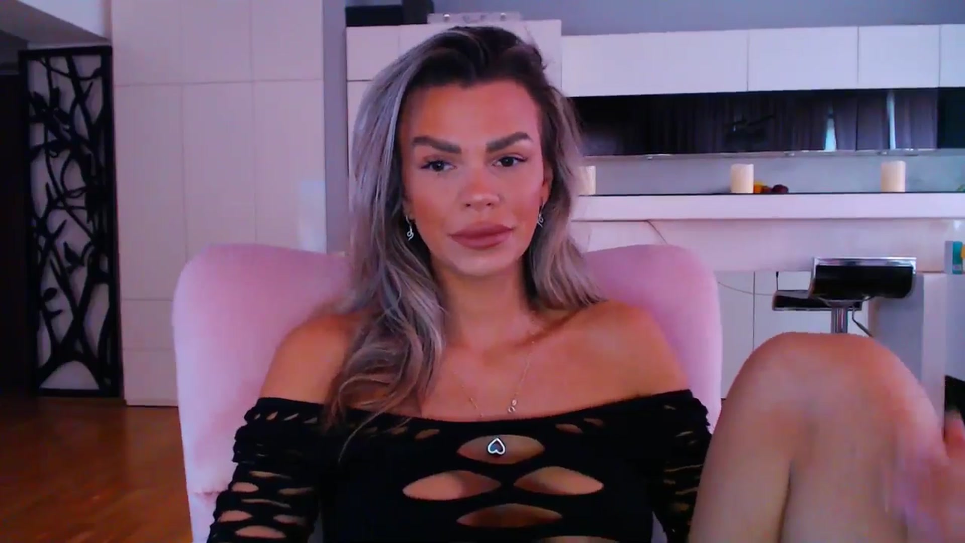 Gallery image thumbnail from D_y_y's myfreecams stream on, 05/19/2024, 04:55 image 14 of 20