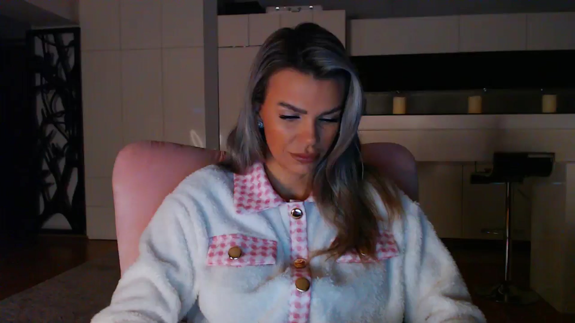 Gallery image thumbnail from D_y_y's myfreecams stream on, 11/22/2024, 05:39 image 10 of 20