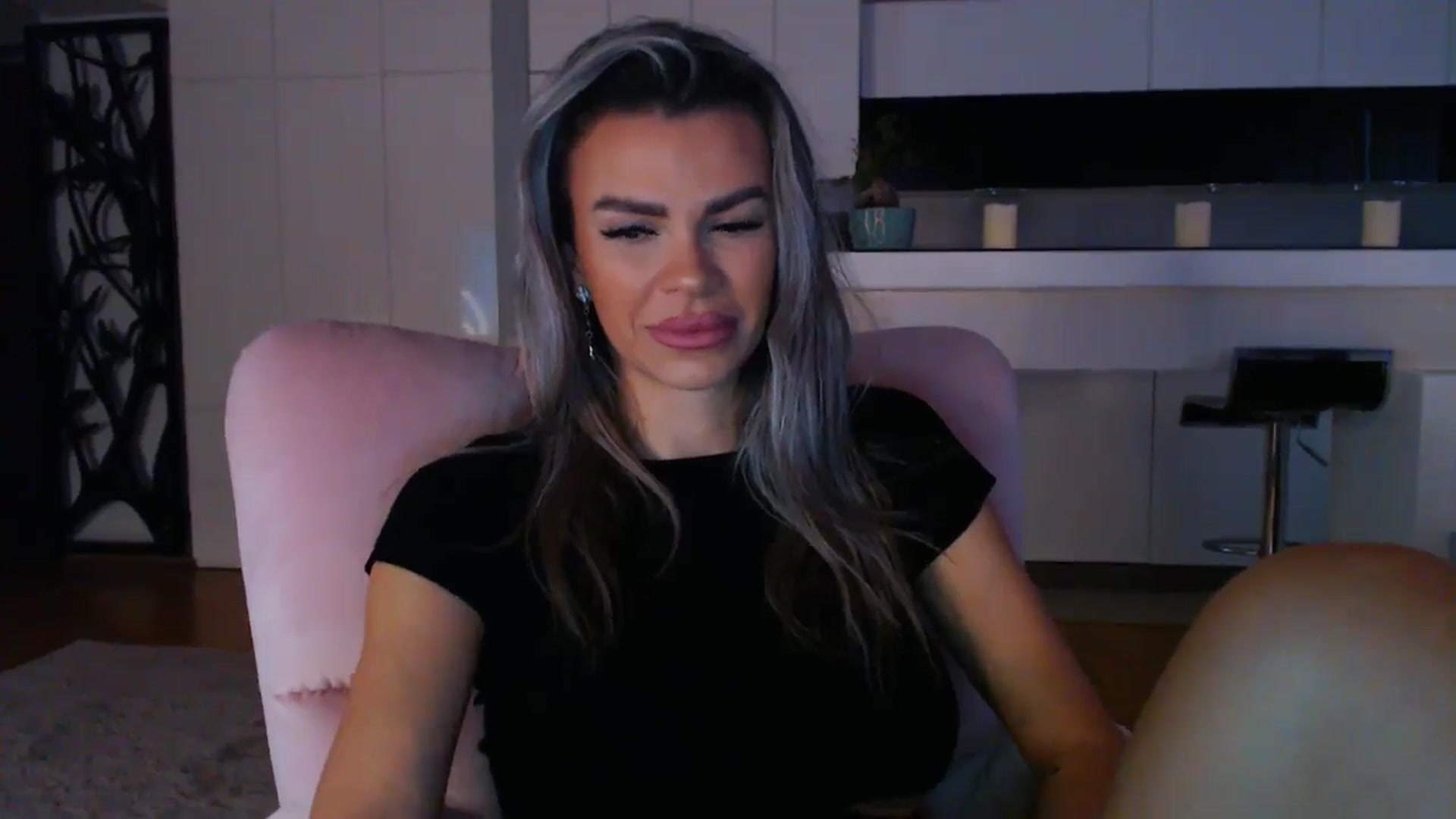 Gallery image thumbnail from D_y_y's myfreecams stream on, 11/25/2024, 05:58 image 16 of 20