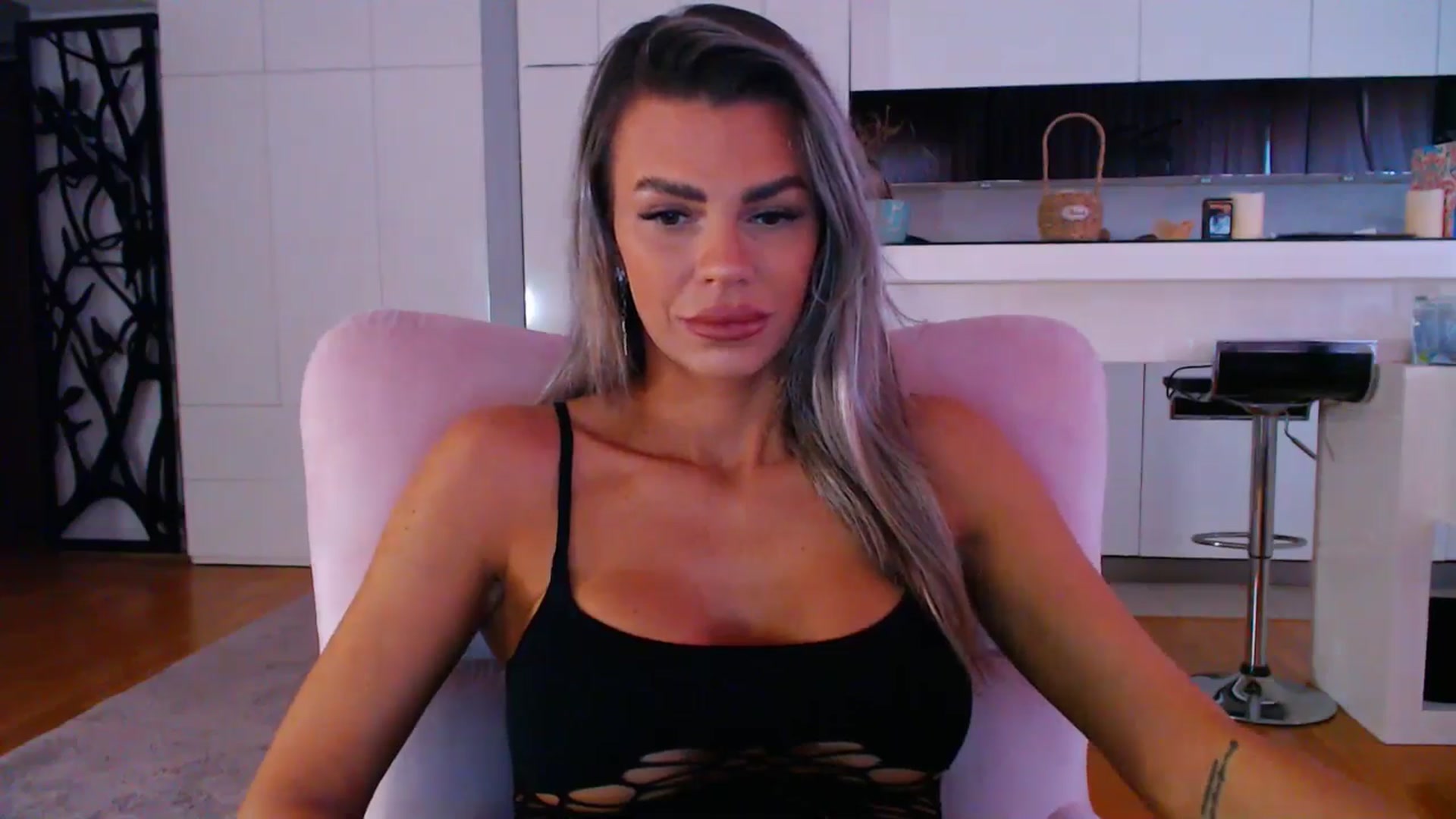 Gallery image thumbnail from D_y_y's myfreecams stream on, 04/21/2025, 04:18 image 10 of 20