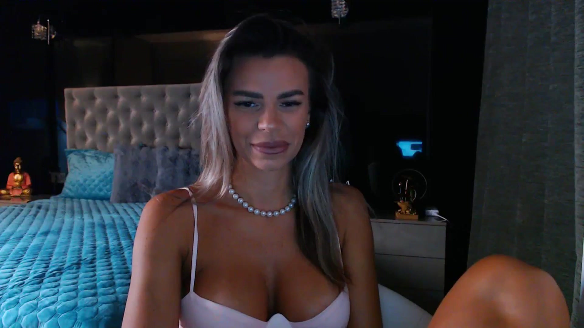 Gallery image thumbnail from D_y_y's myfreecams stream on, 08/29/2025, 05:11 image 6 of 20
