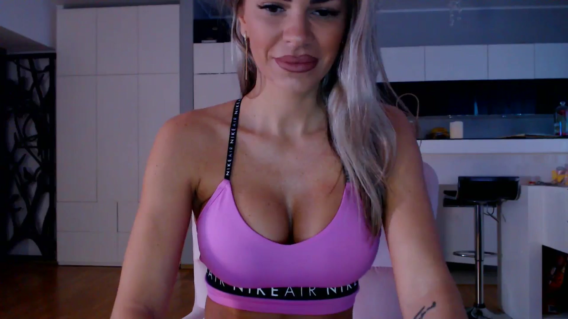 Gallery image thumbnail from D_y_y's myfreecams stream on, 11/06/2025, 05:45 image 16 of 20