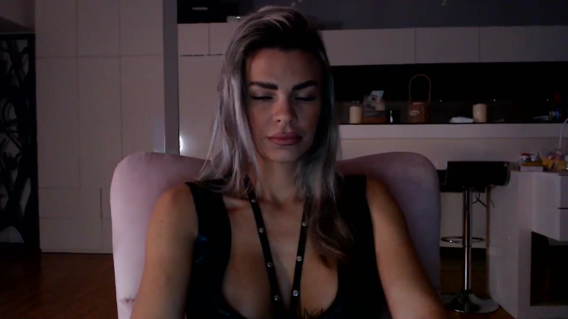 Gallery image thumbnail from D_y_y's myfreecams stream on, 12/22/2025, 06:23 image 4 of 20