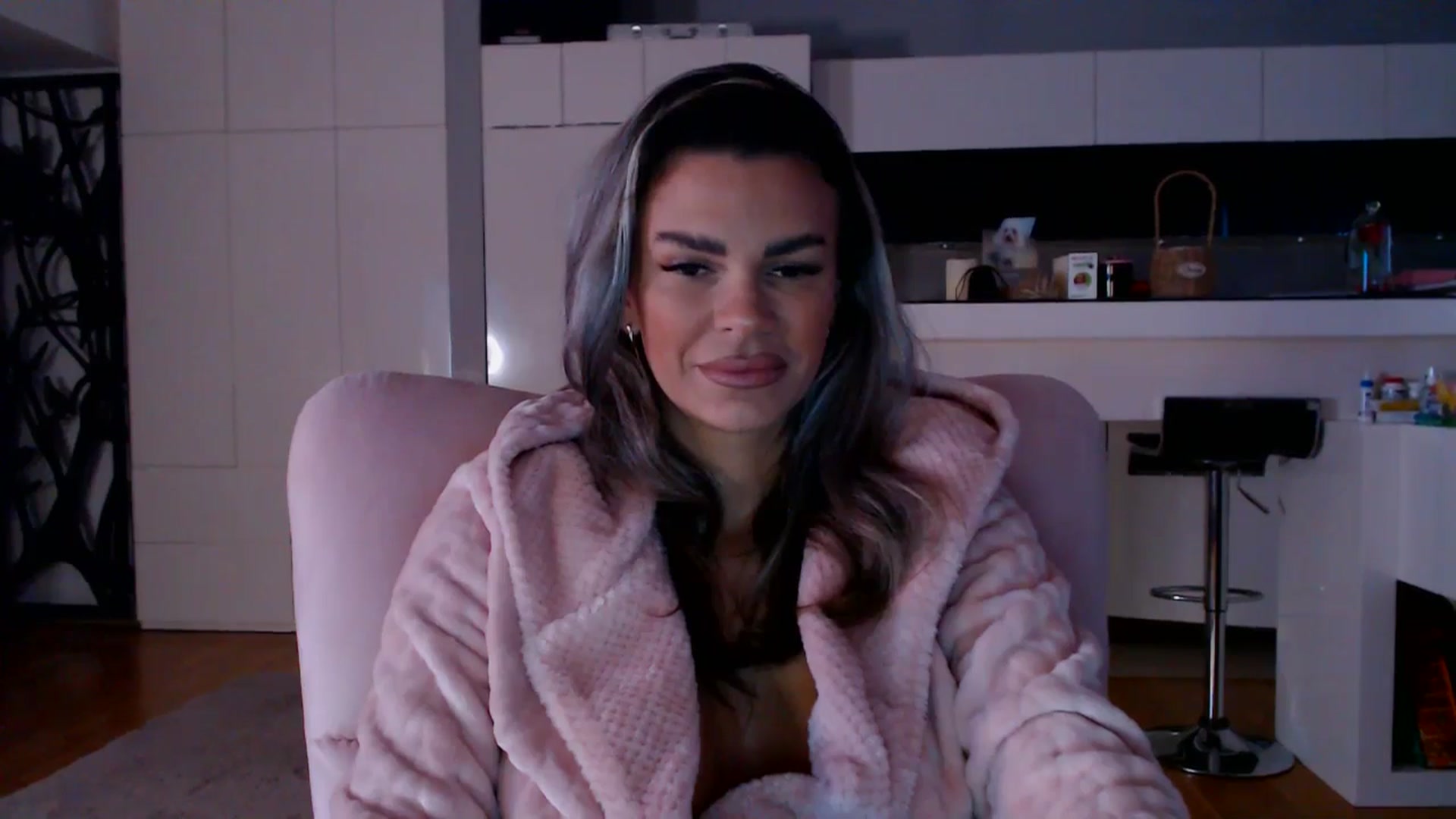 Gallery image thumbnail from D_y_y's myfreecams stream on, 03/17/2026, 04:37 image 17 of 20