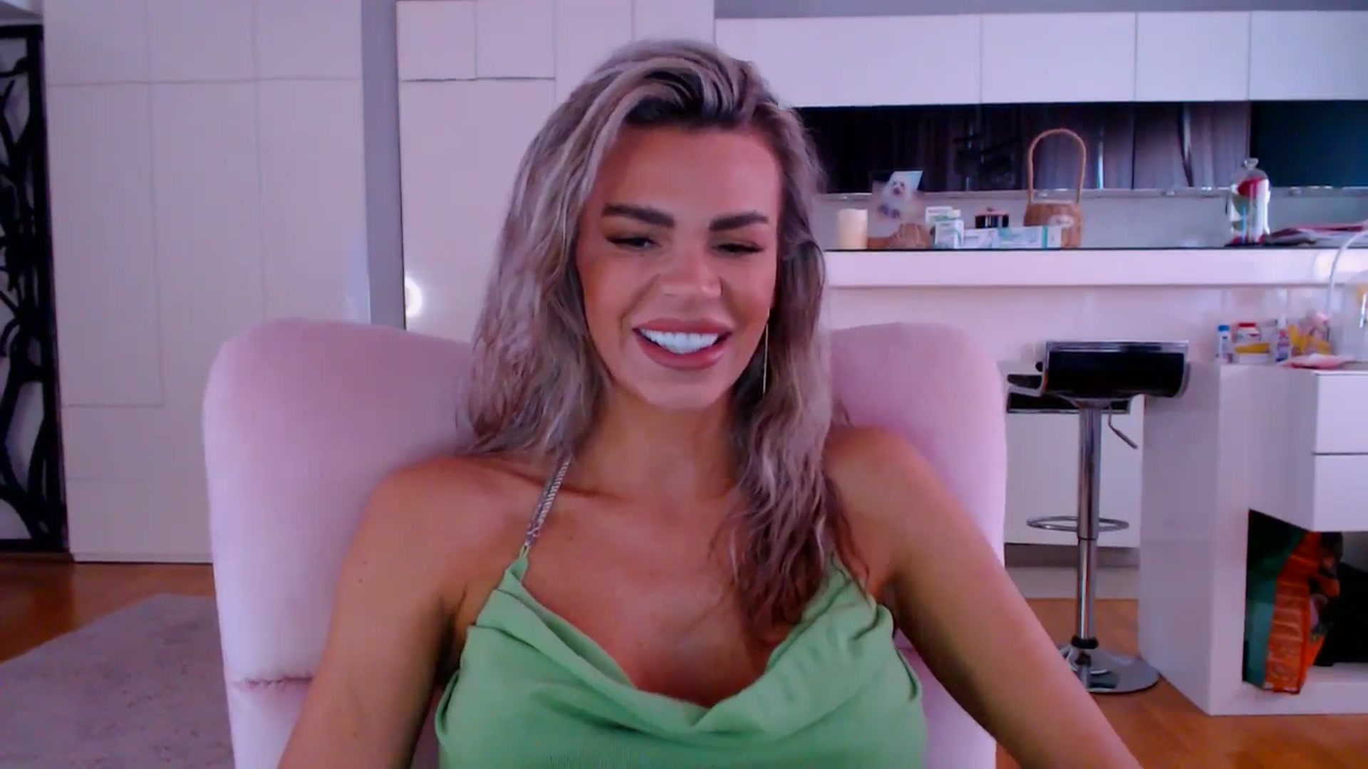 Gallery image thumbnail from D_y_y's myfreecams stream on, 04/09/2026, 05:00 image 18 of 20