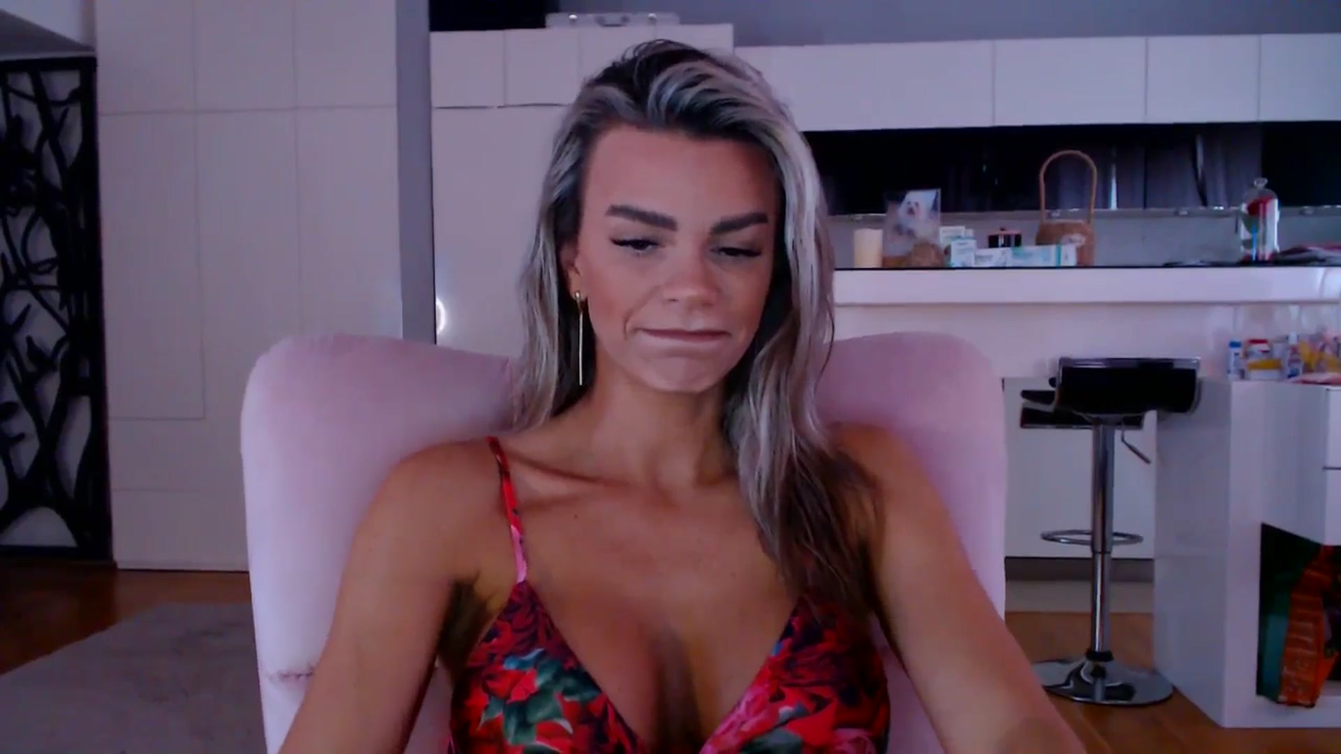 Gallery image thumbnail from D_y_y's myfreecams stream on, 04/10/2026, 05:25 image 17 of 20