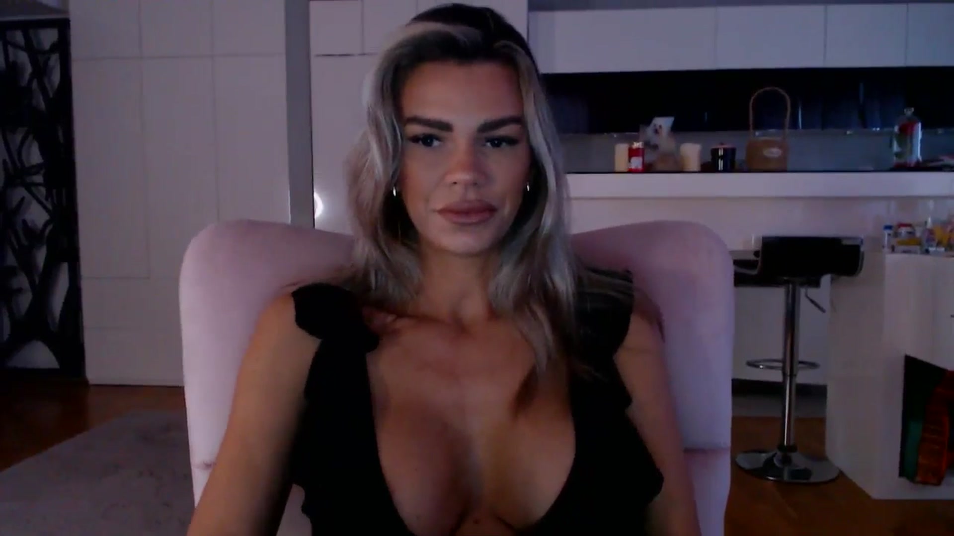 Gallery image thumbnail from D_y_y's myfreecams stream on, 04/12/2026, 05:41 image 3 of 20