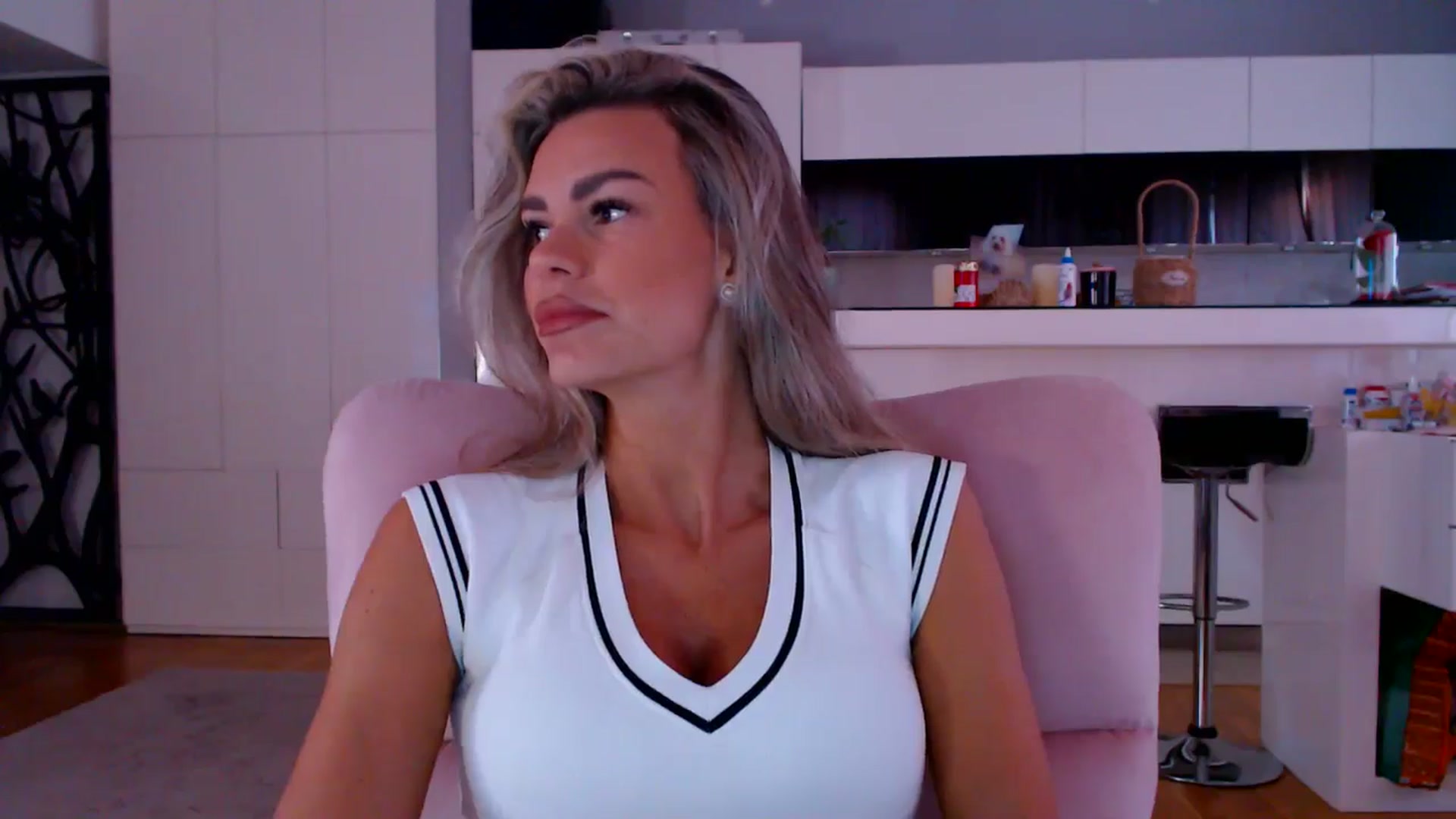 Gallery image thumbnail from D_y_y's myfreecams stream on, 04/14/2026, 05:34 image 5 of 20