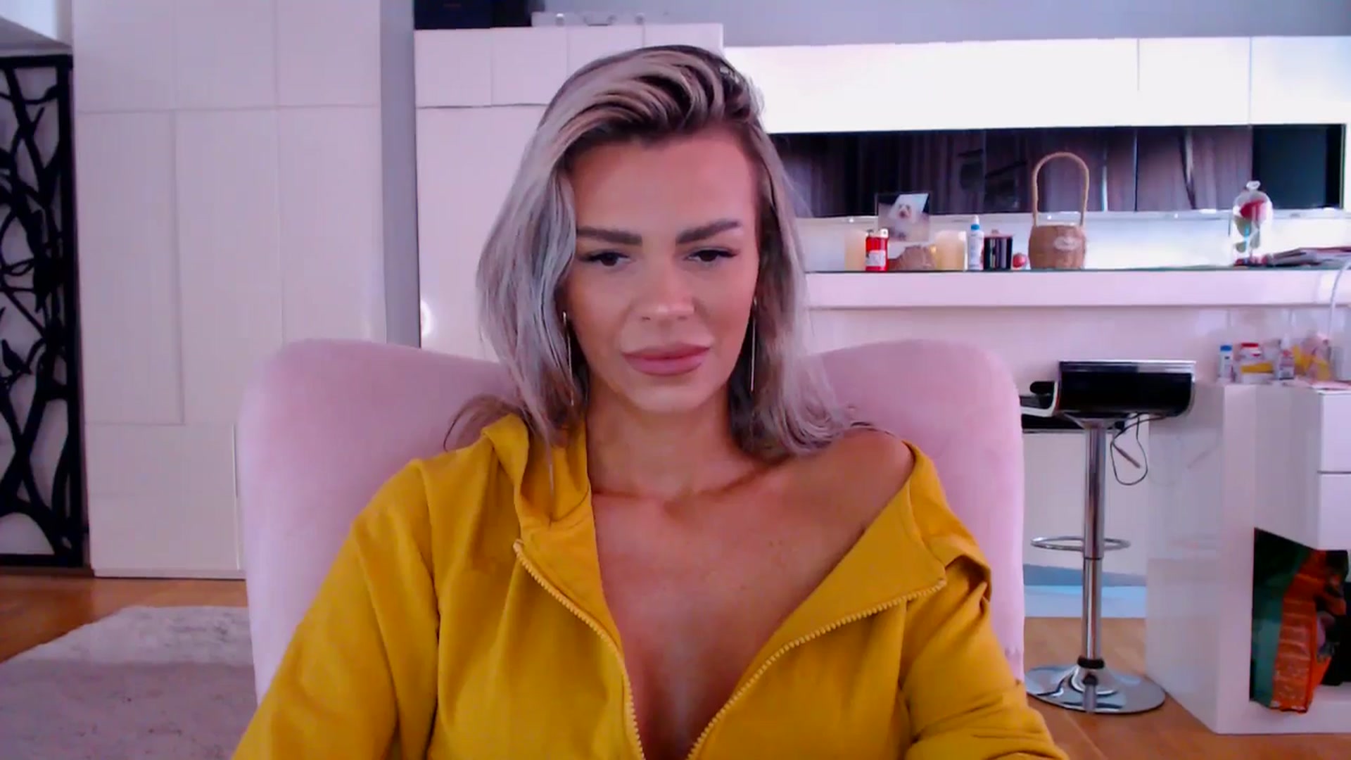 Gallery image thumbnail from D_y_y's myfreecams stream on, 04/18/2026, 05:22 image 19 of 20