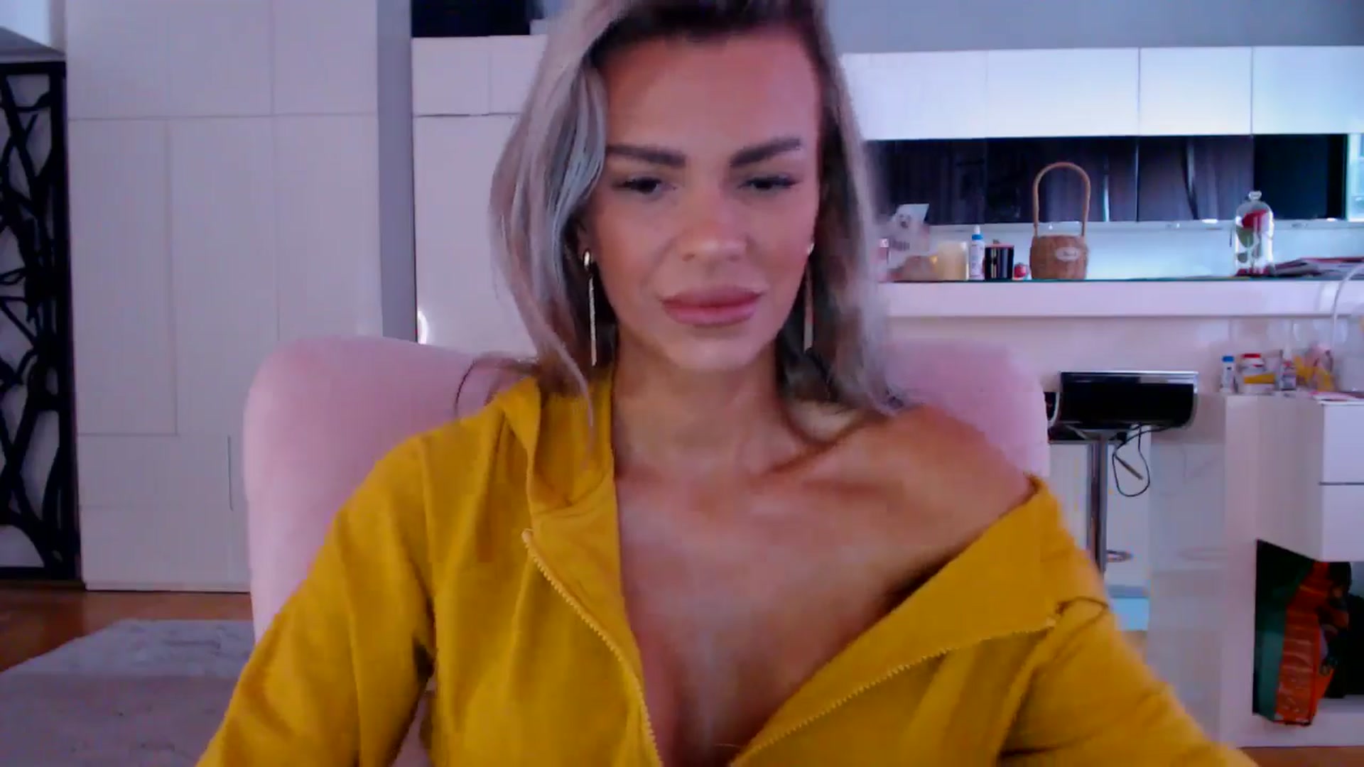 Gallery image thumbnail from D_y_y's myfreecams stream on, 04/18/2026, 05:22 image 17 of 20