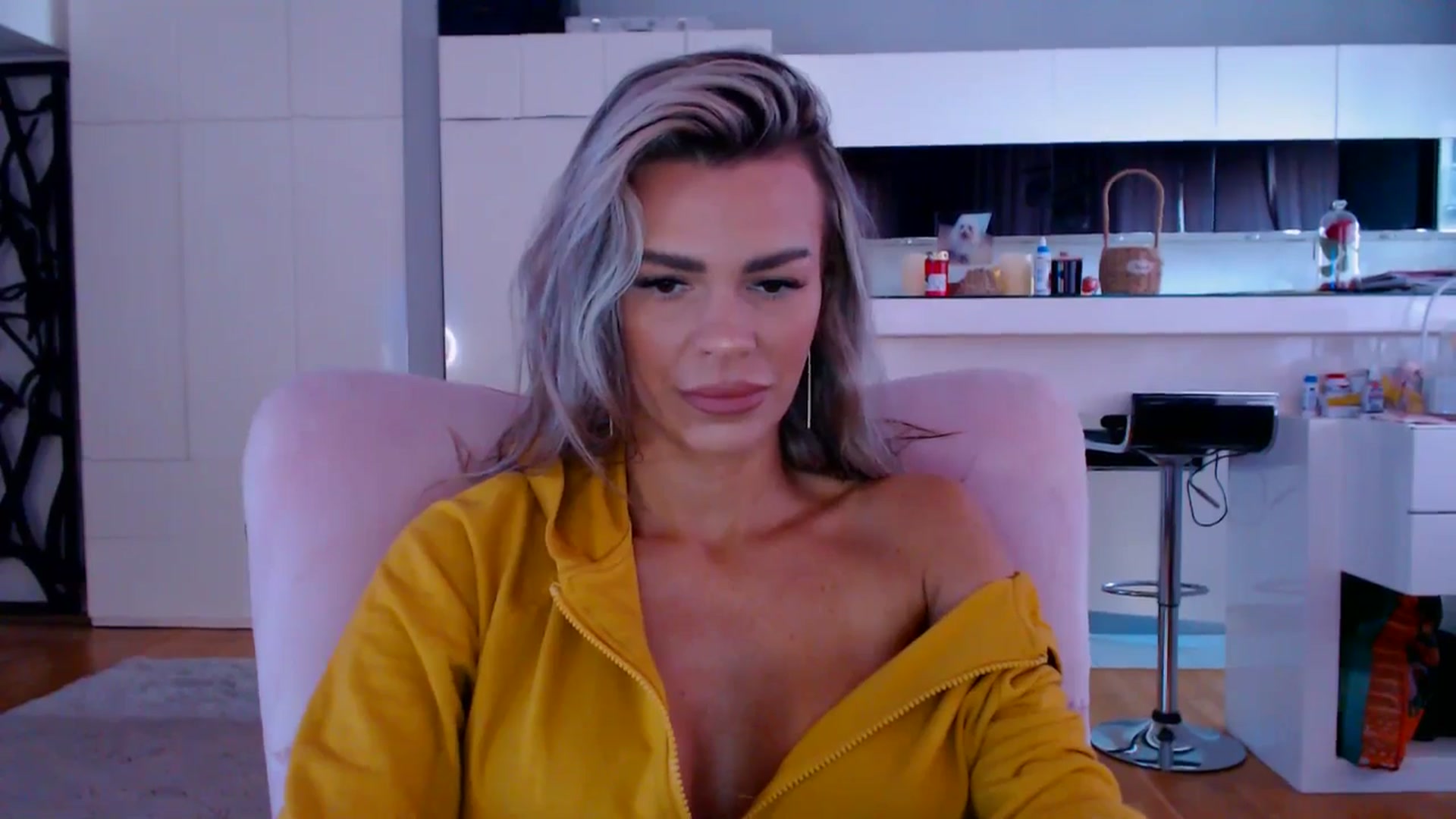 Gallery image thumbnail from D_y_y's myfreecams stream on, 04/18/2026, 05:22 image 15 of 20