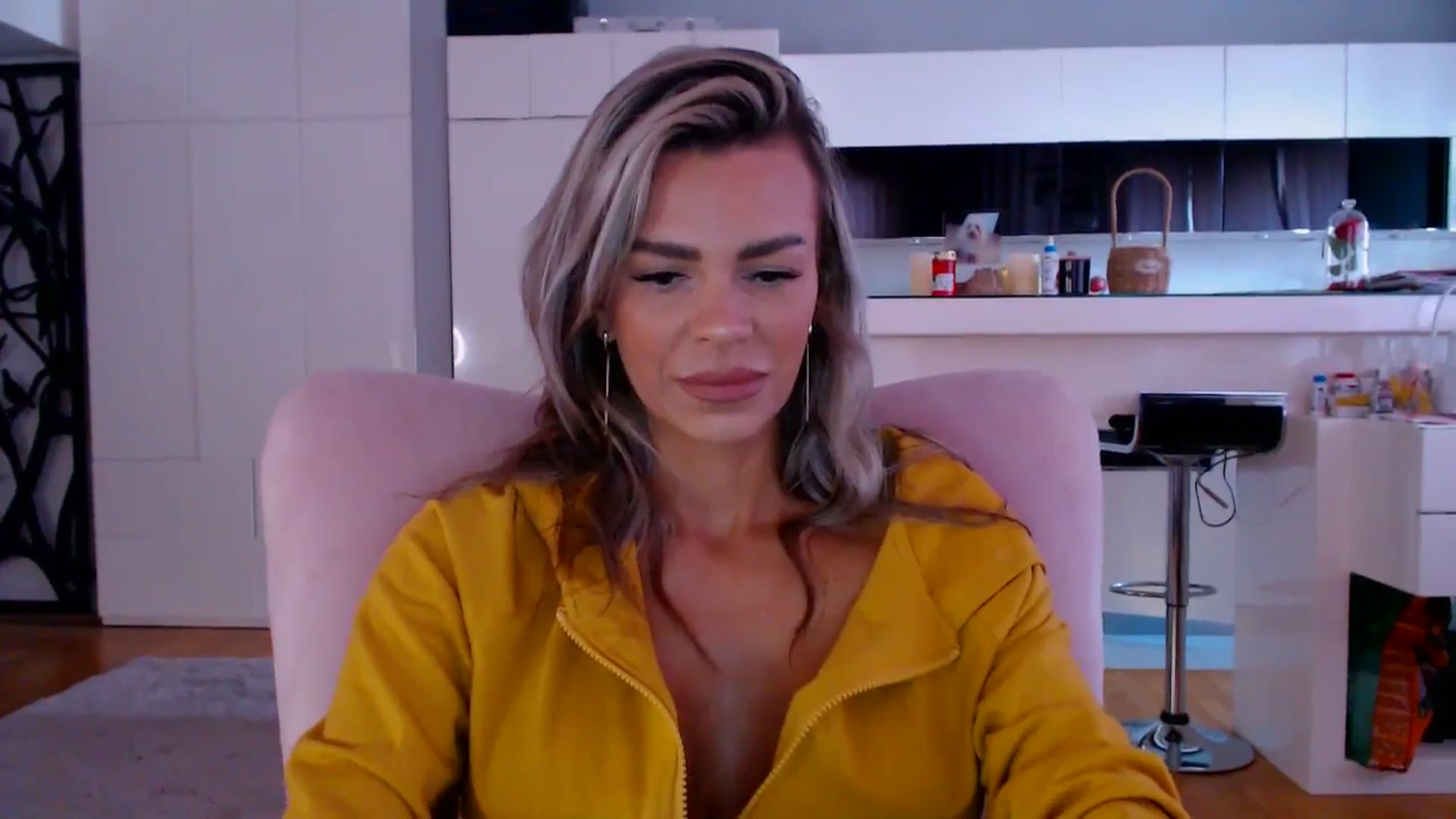 Gallery image thumbnail from D_y_y's myfreecams stream on, 04/18/2026, 05:22 image 14 of 20