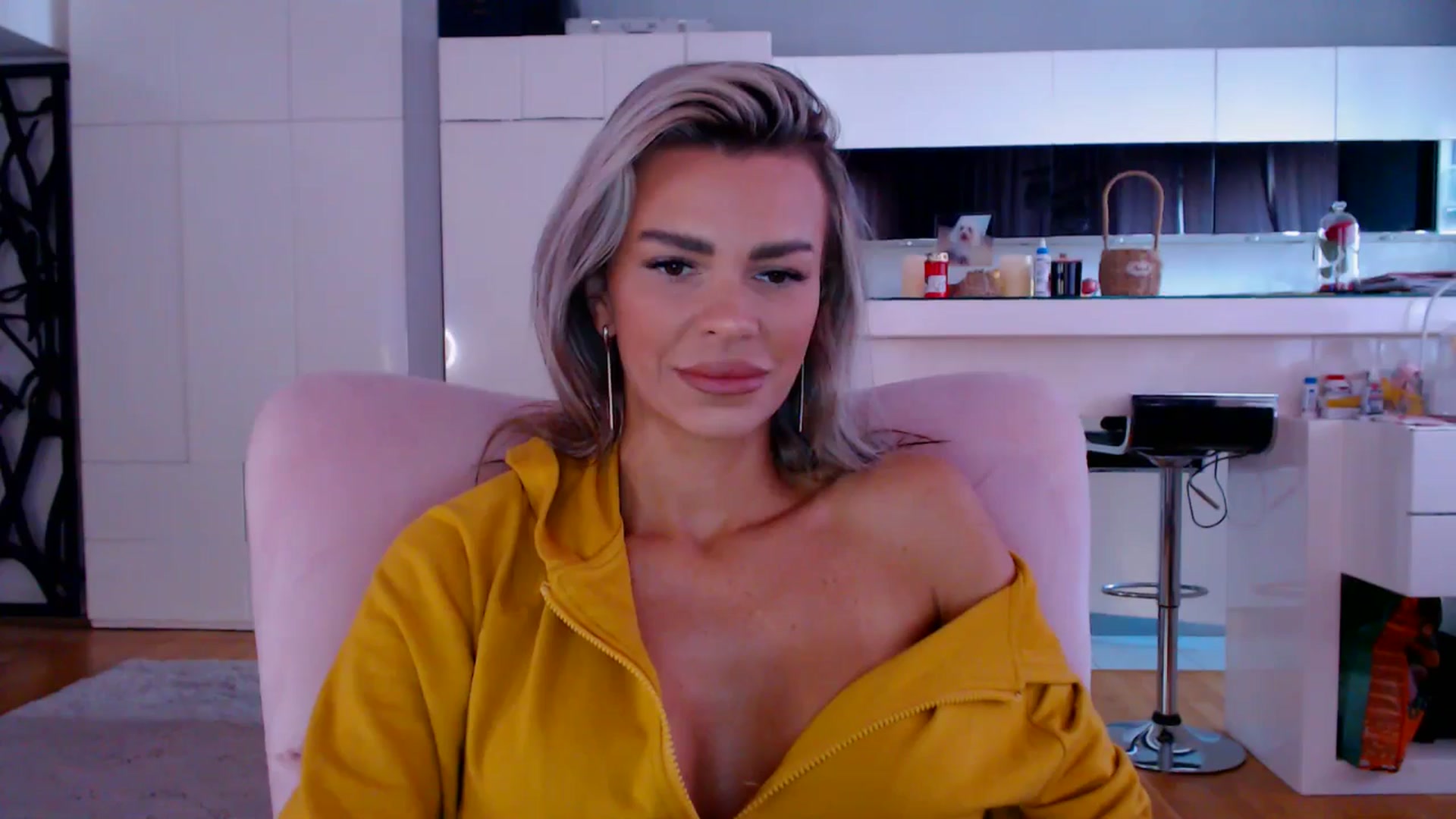 Gallery image thumbnail from D_y_y's myfreecams stream on, 04/18/2026, 05:22 image 16 of 20