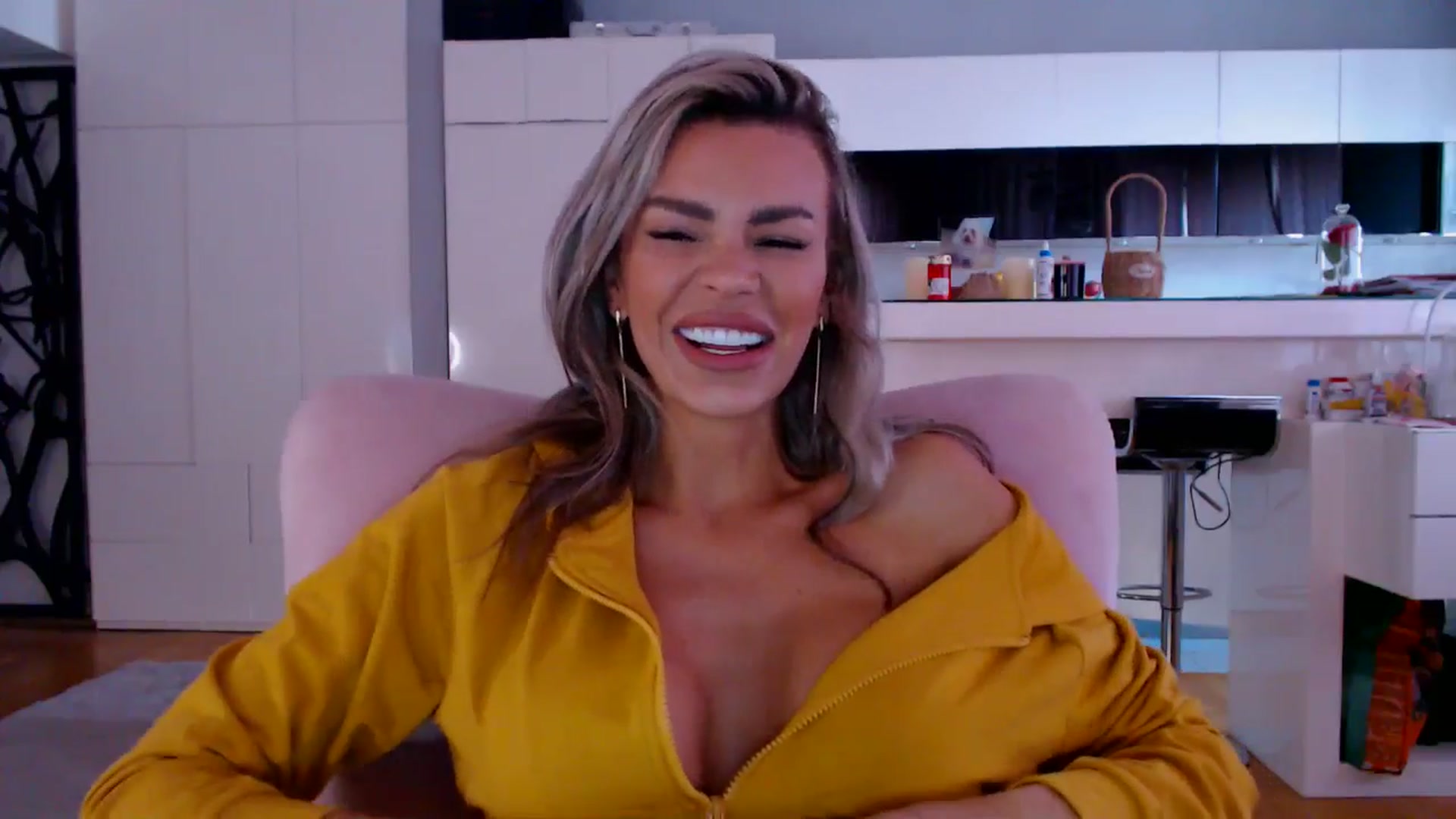 Gallery image thumbnail from D_y_y's myfreecams stream on, 04/18/2026, 05:22 image 12 of 20