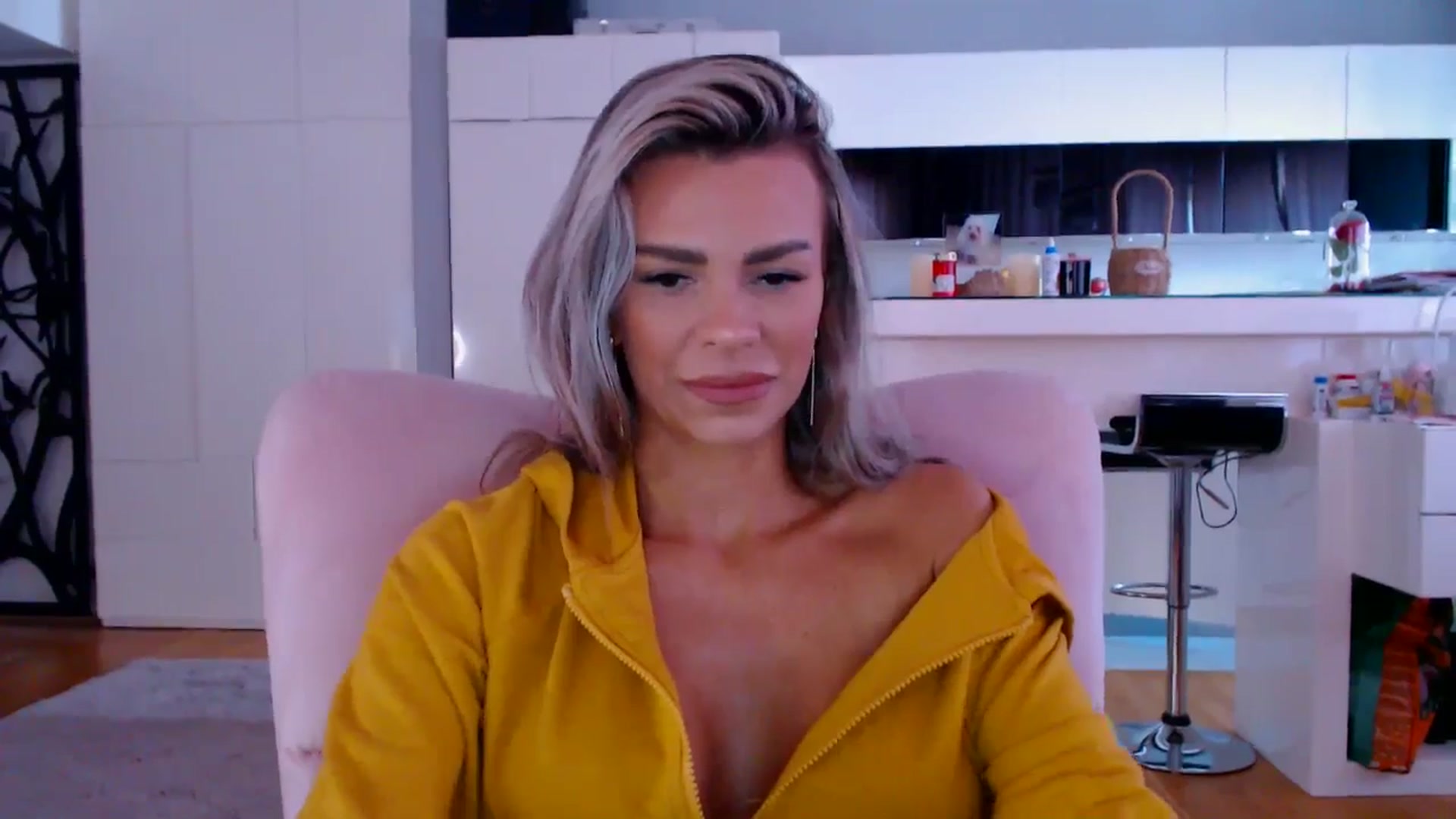 Gallery image thumbnail from D_y_y's myfreecams stream on, 04/18/2026, 05:22 image 18 of 20