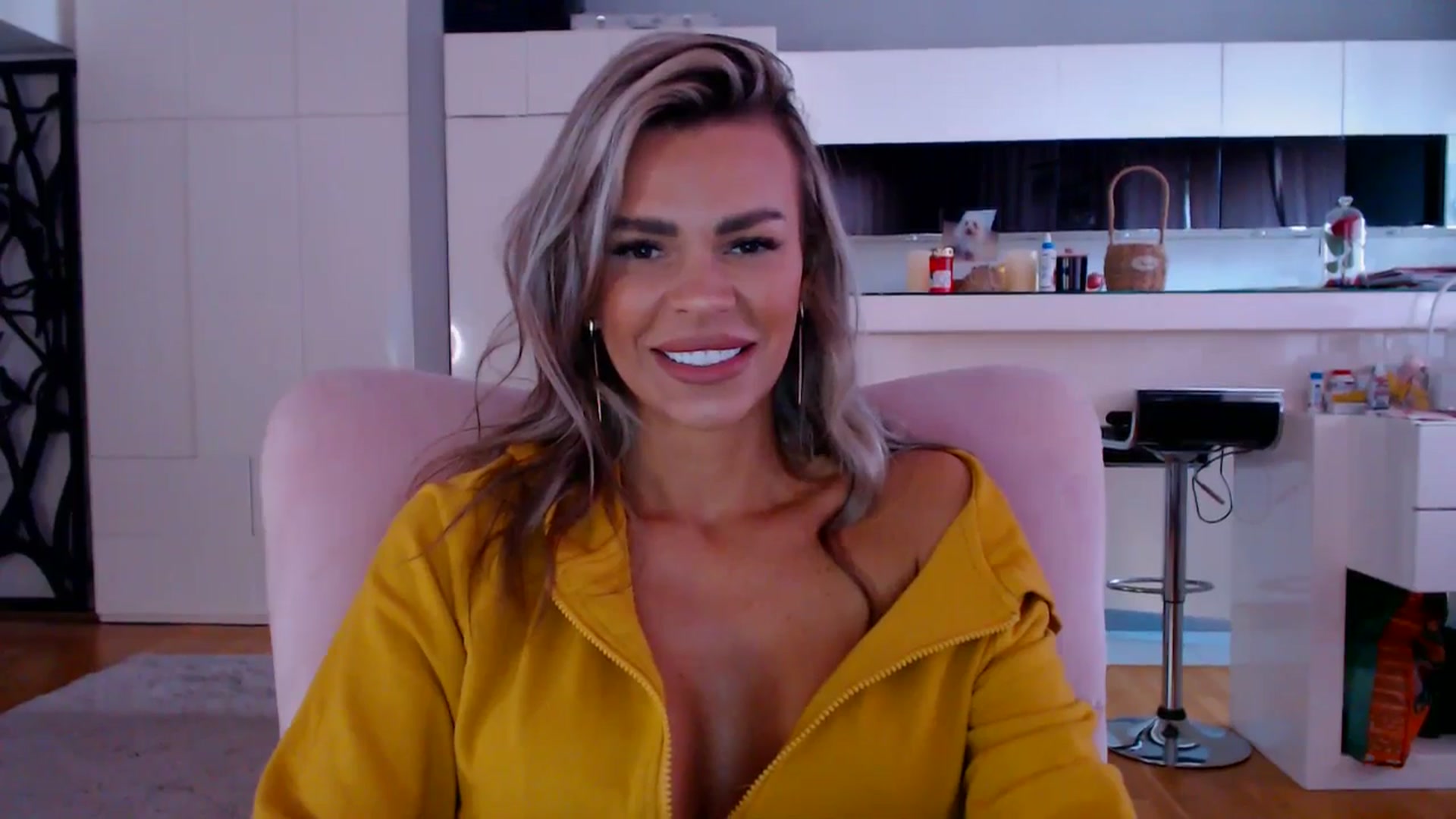 Gallery image thumbnail from D_y_y's myfreecams stream on, 04/18/2026, 05:22 image 11 of 20