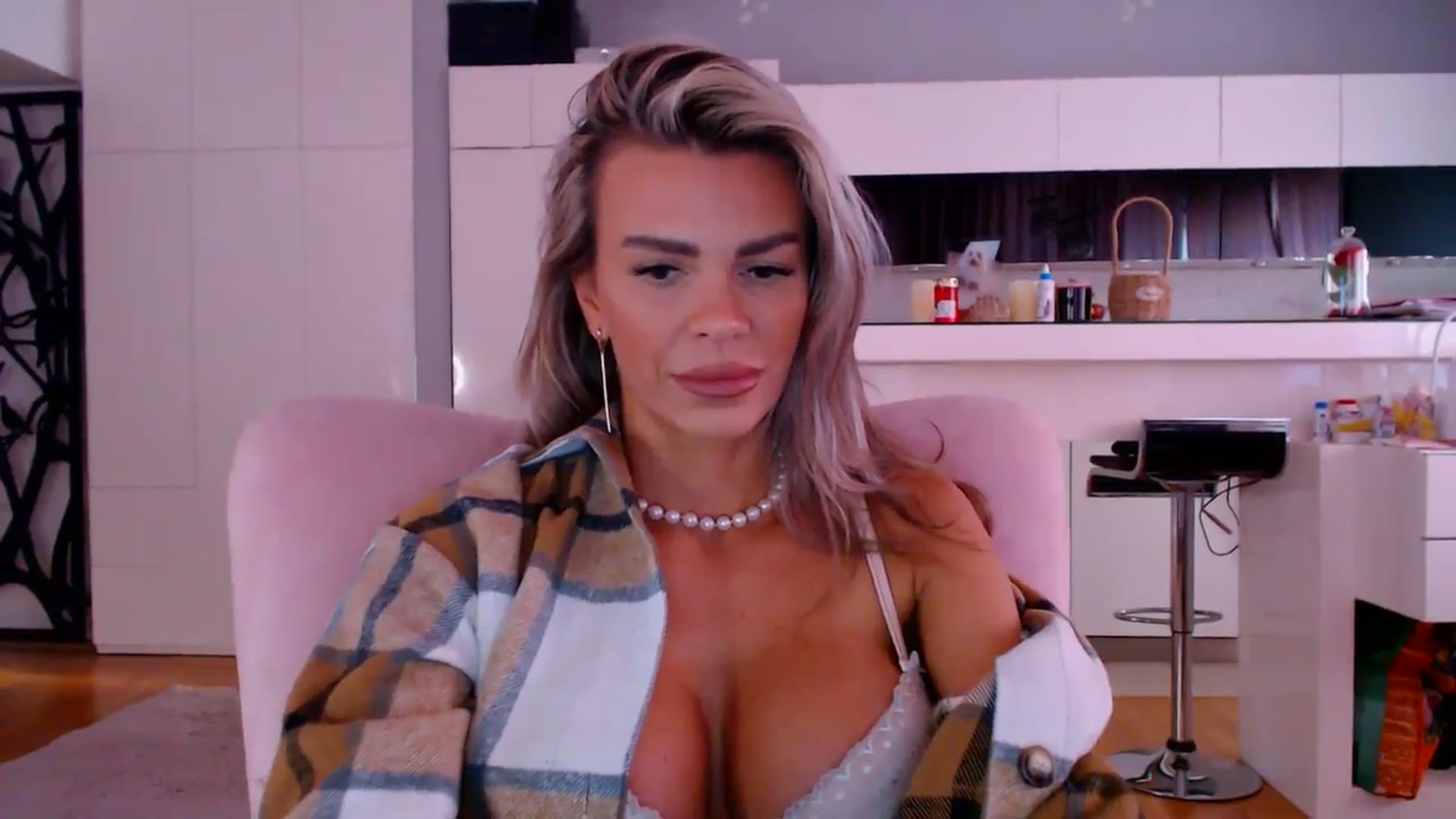 Gallery image thumbnail from D_y_y's myfreecams stream on, 04/19/2026, 04:40 image 17 of 20