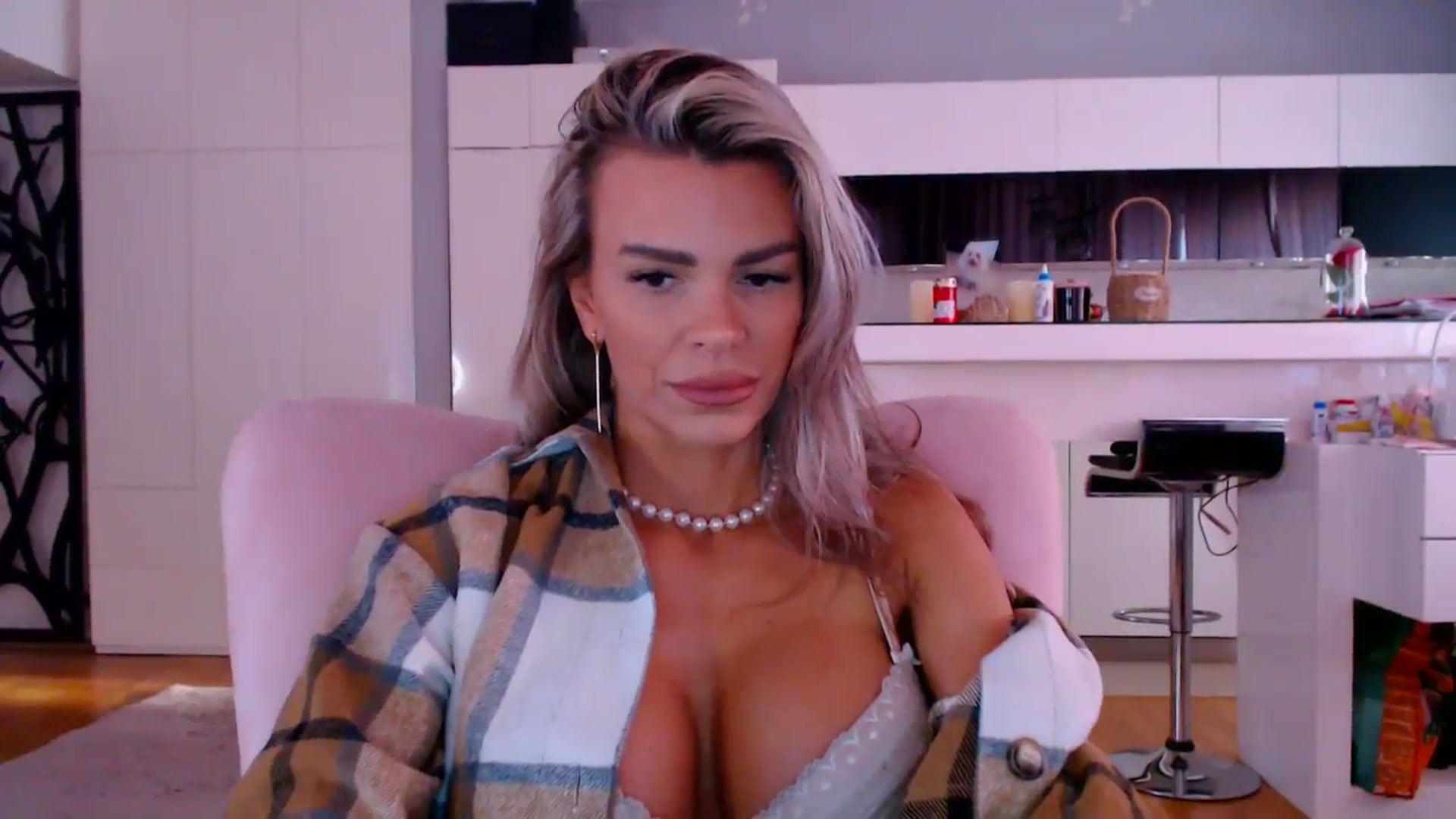 Gallery image thumbnail from D_y_y's myfreecams stream on, 04/19/2026, 04:40 image 18 of 20