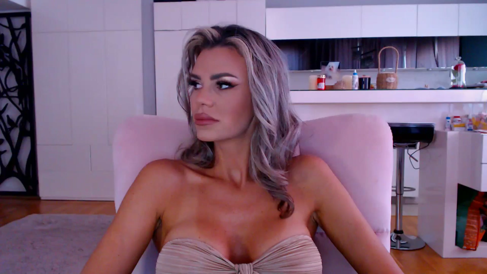 Gallery image thumbnail from D_y_y's myfreecams stream on, 04/26/2026, 05:14 image 10 of 20