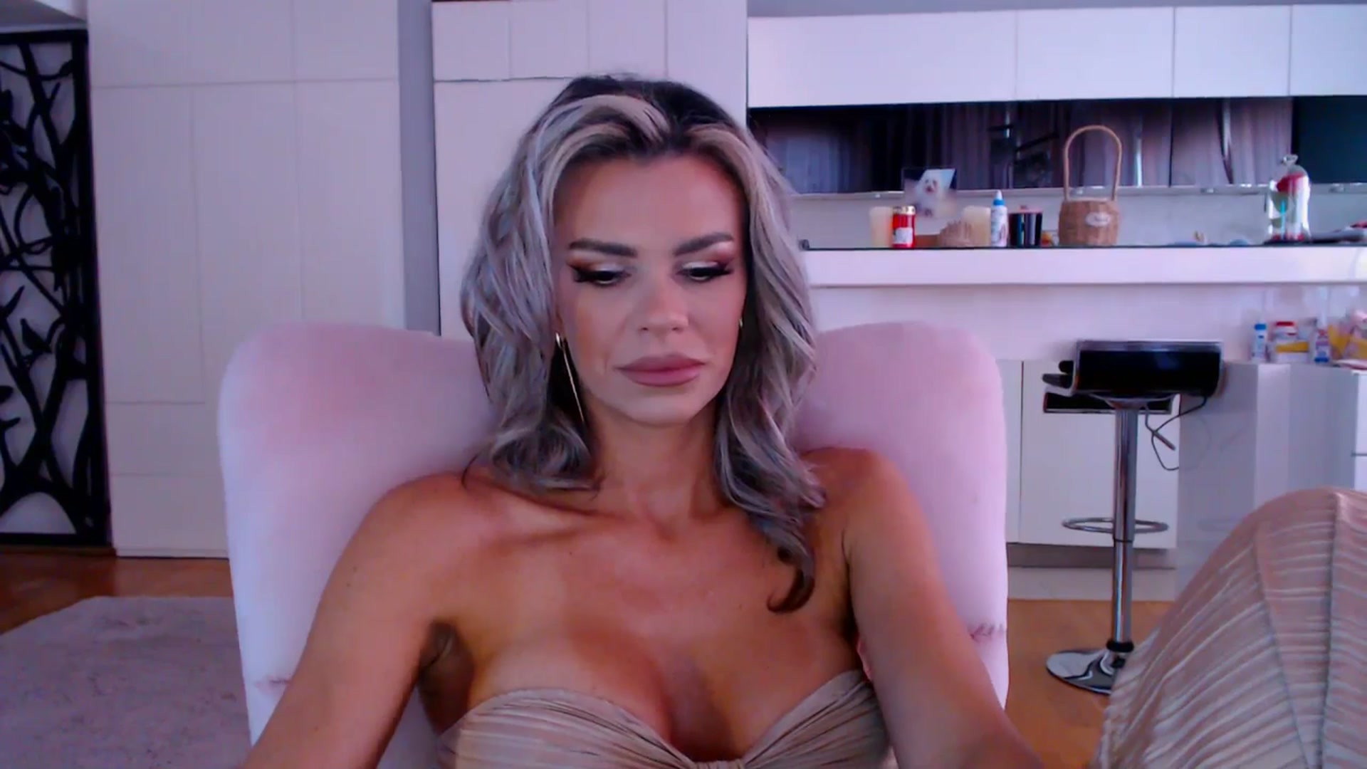 Gallery image thumbnail from D_y_y's myfreecams stream on, 04/26/2026, 05:14 image 3 of 20
