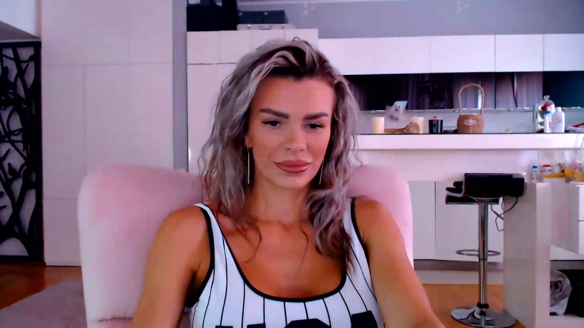 Gallery image thumbnail from D_y_y's myfreecams stream on, 06/04/2026, 04:53 image 19 of 20