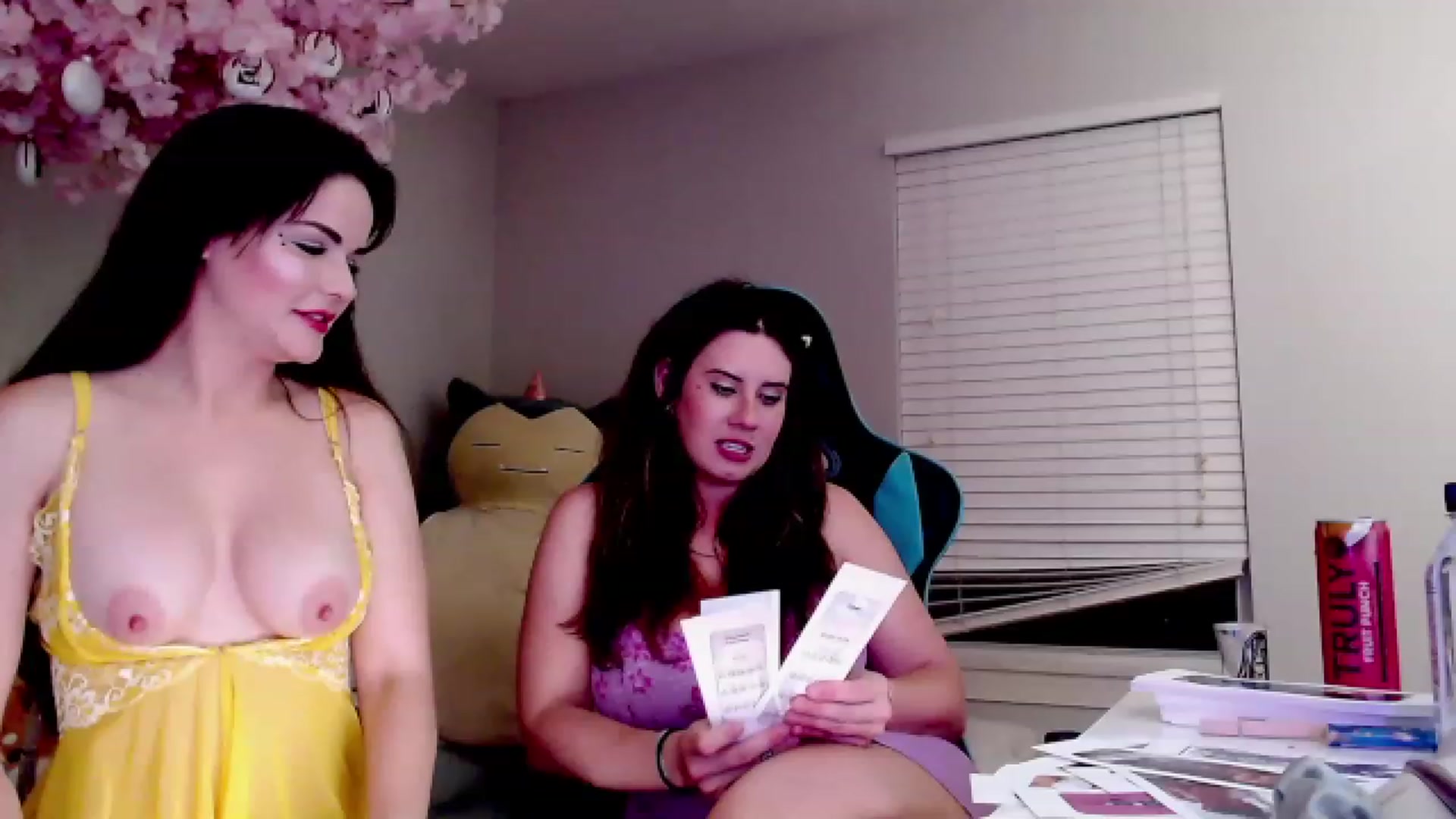 Gallery image thumbnail from DahliaIsDopey's myfreecams stream on, 04/14/2023, 05:51 image 14 of 20
