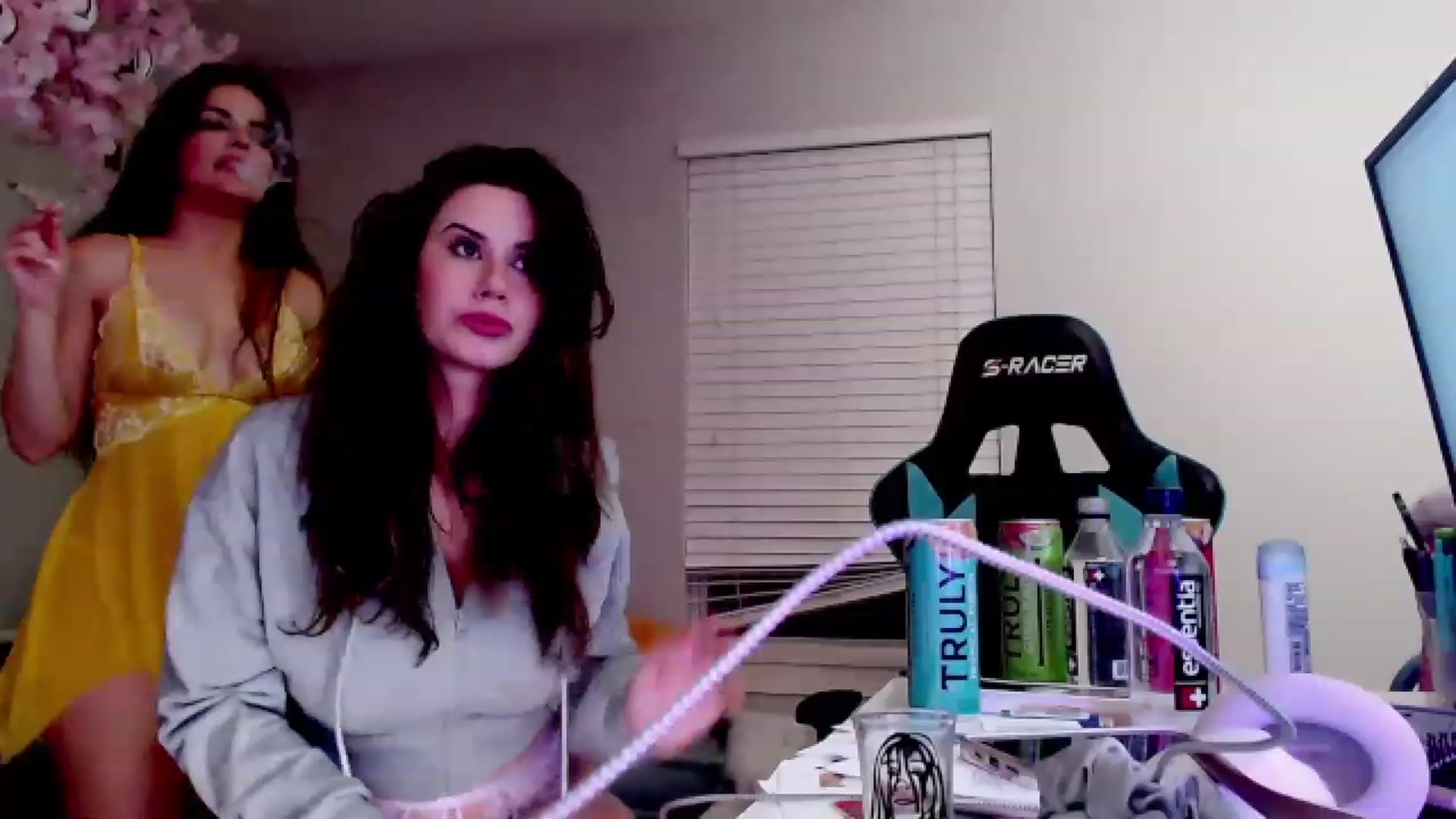 Gallery image thumbnail from DahliaIsDopey's myfreecams stream on, 04/14/2023, 07:14 image 14 of 20