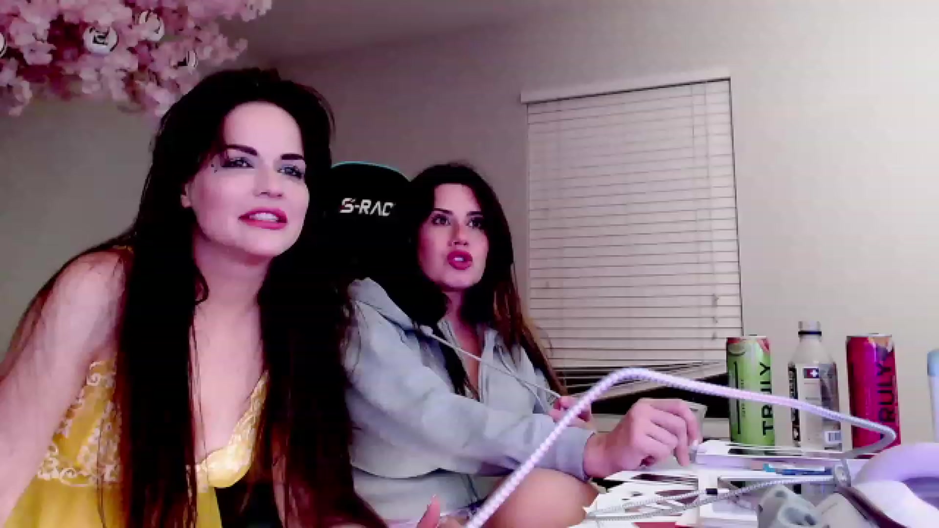 Gallery image thumbnail from DahliaIsDopey's myfreecams stream on, 04/14/2023, 07:14 image 1 of 20