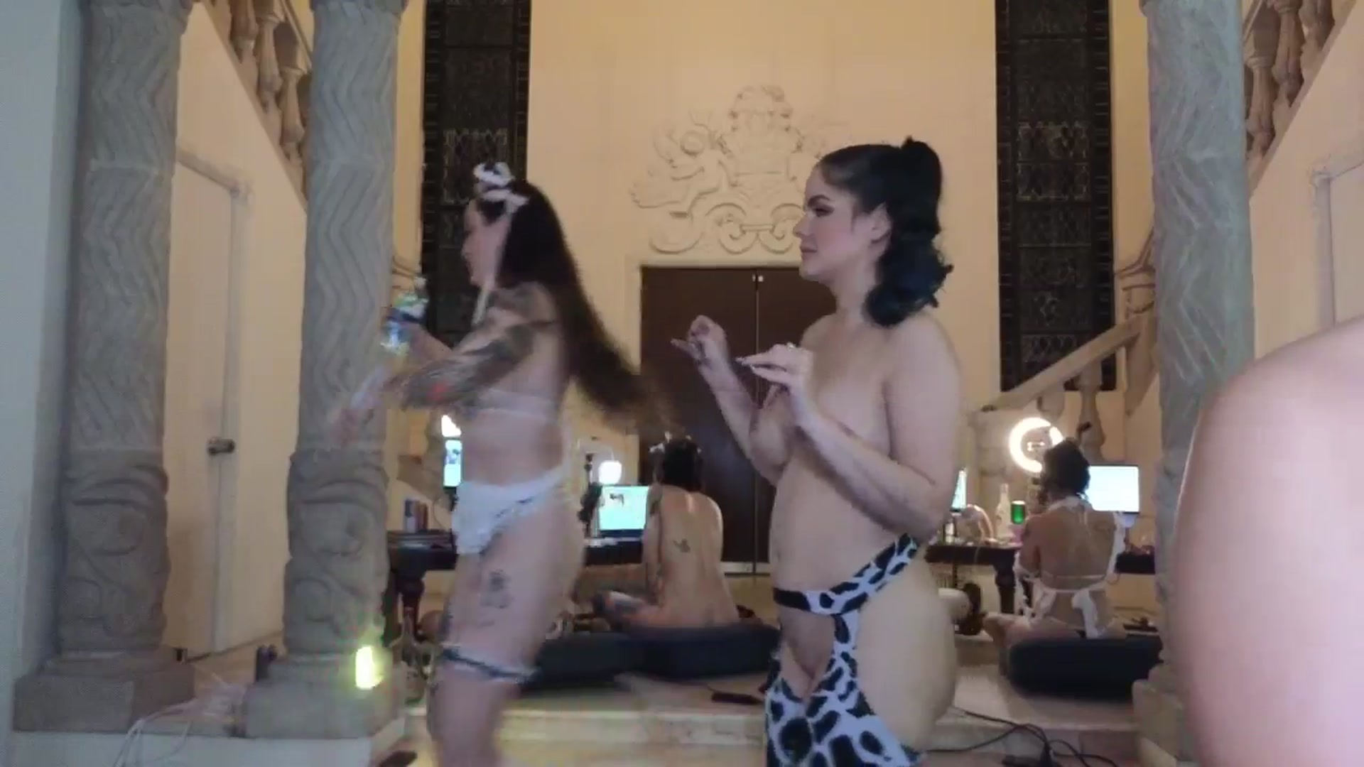 Gallery image thumbnail from DahliaIsDopey's myfreecams stream on, 11/17/2024, 05:20 image 18 of 20