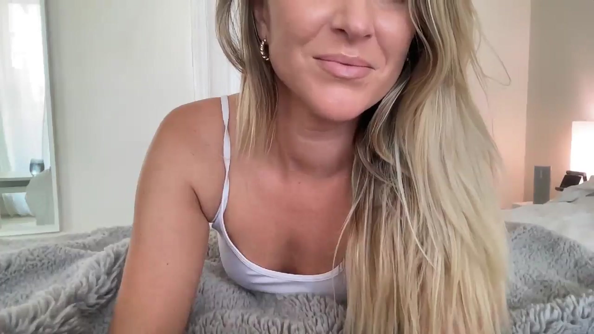 Gallery image thumbnail from DailyTease's myfreecams stream on, 05/01/2024, 24:55 image 17 of 20
