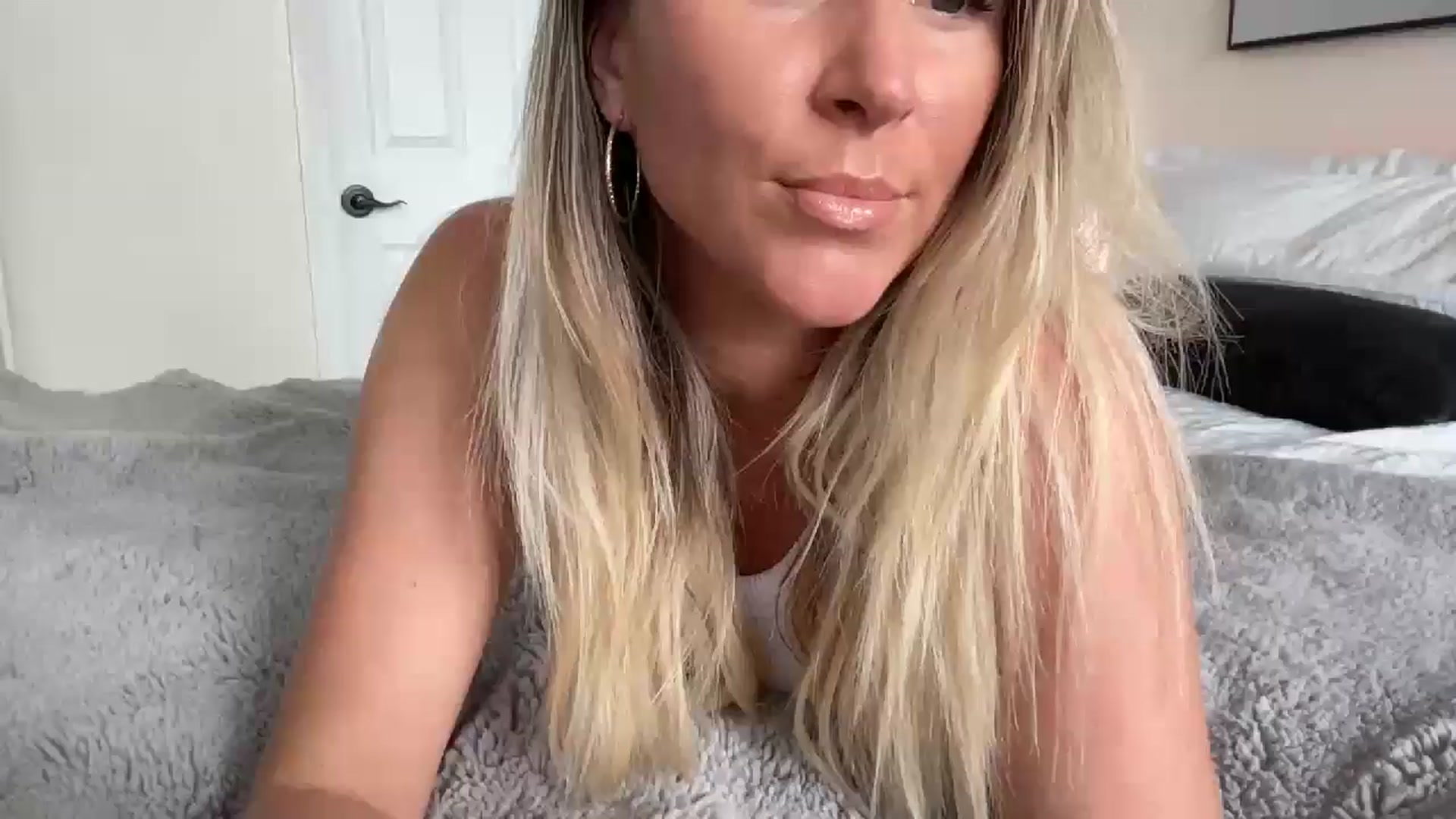 Gallery image thumbnail from DailyTease's myfreecams stream on, 05/06/2024, 23:53 image 11 of 20