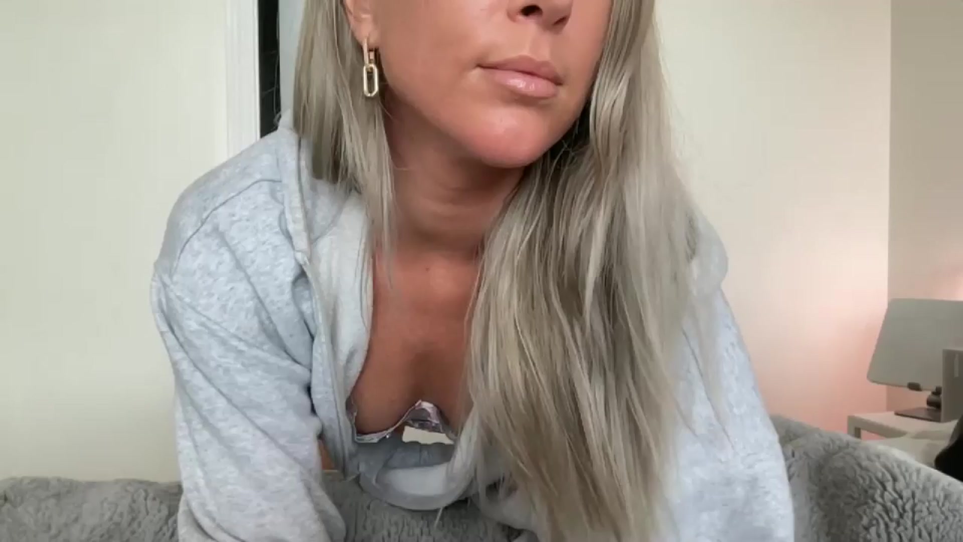 Gallery image thumbnail from DailyTease's myfreecams stream on, 05/27/2024, 20:42 image 1 of 20