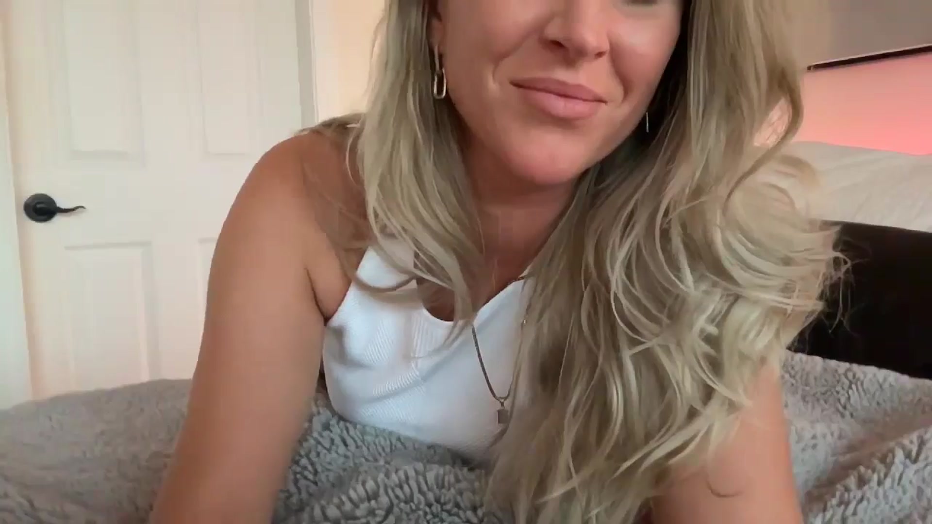 Gallery image thumbnail from DailyTease's myfreecams stream on, 06/06/2024, 04:18 image 10 of 20