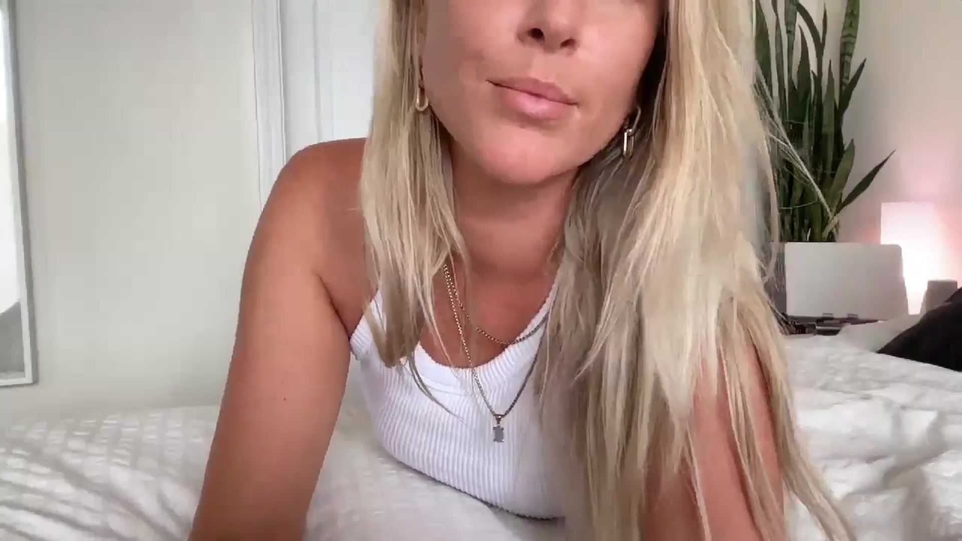 Gallery image thumbnail from DailyTease's myfreecams stream on, 06/22/2024, 23:06 image 12 of 20