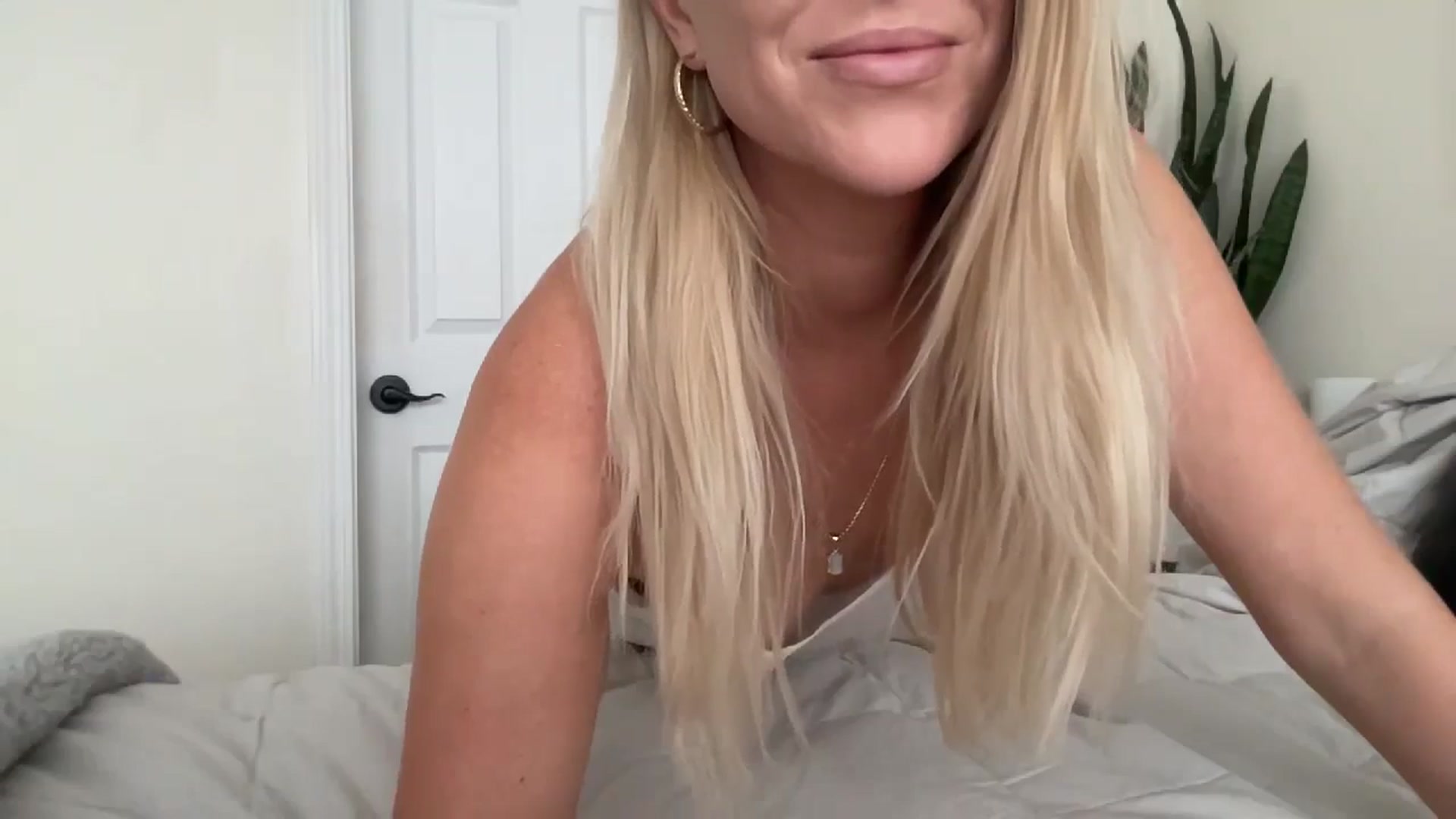 Gallery image thumbnail from DailyTease's myfreecams stream on, 10/15/2024, 23:43 image 15 of 20