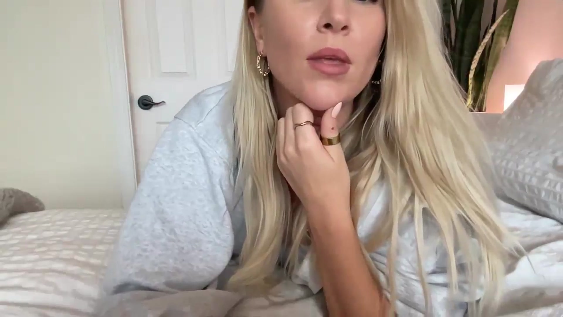 Gallery image thumbnail from DailyTease's myfreecams stream on, 10/21/2024, 24:32 image 15 of 20