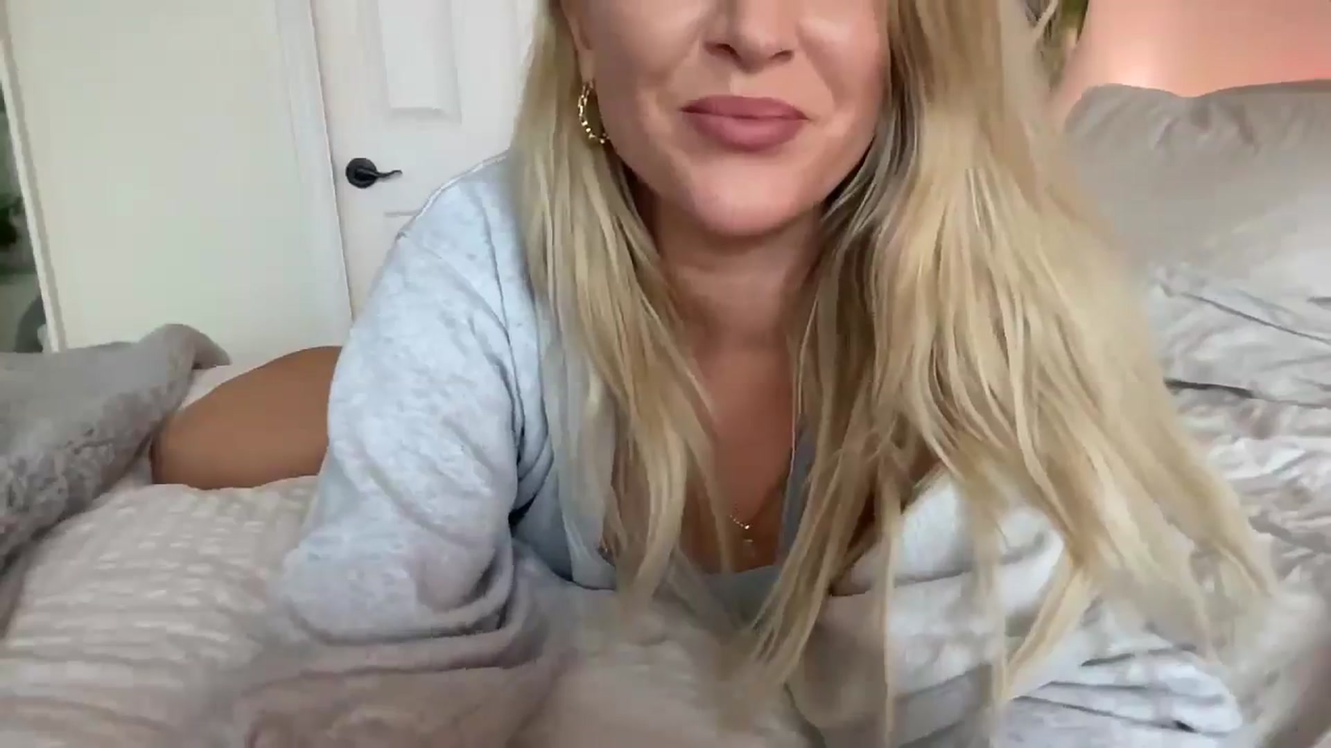 Gallery image thumbnail from DailyTease's myfreecams stream on, 10/21/2024, 24:32 image 8 of 20