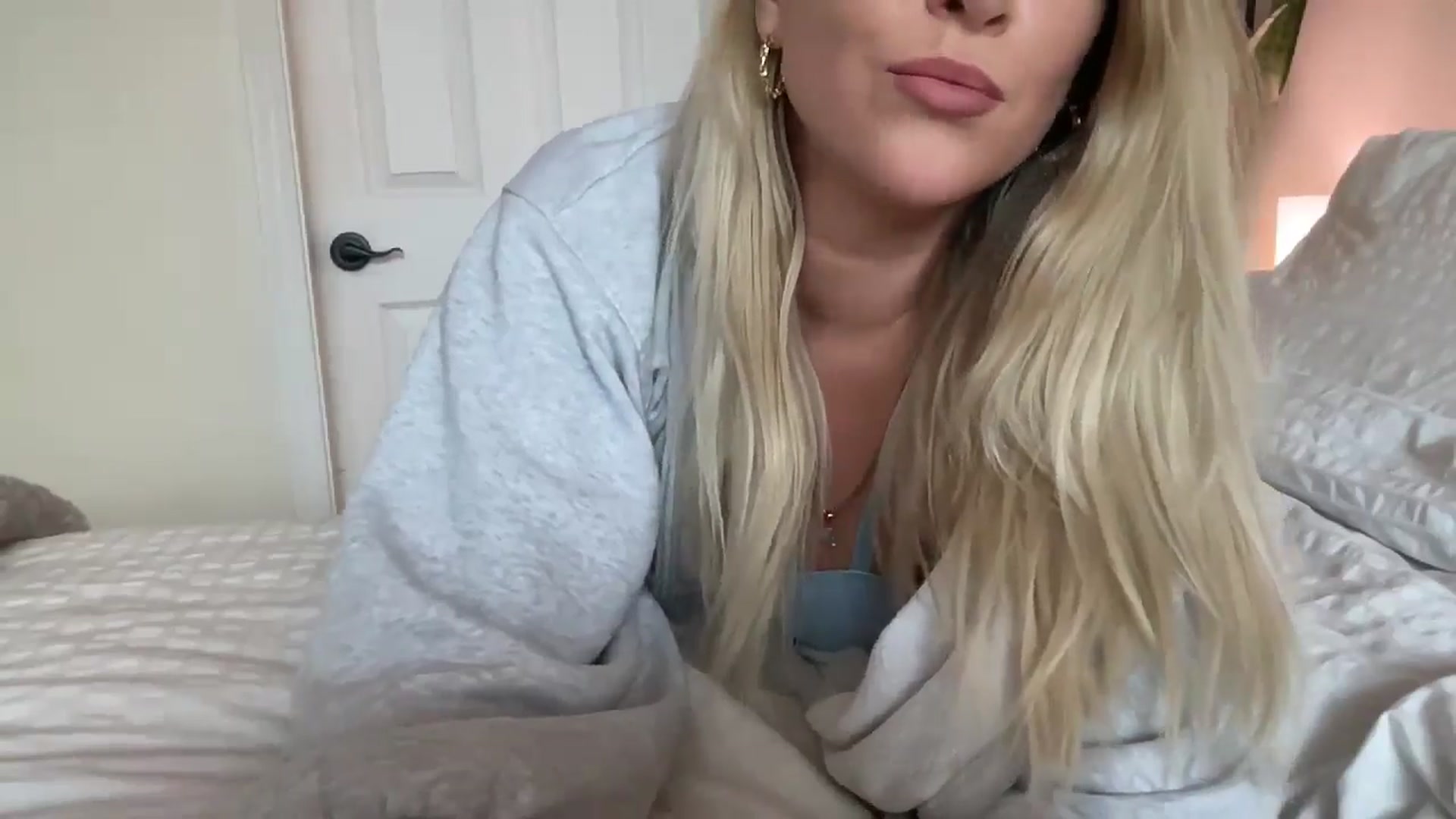 Gallery image thumbnail from DailyTease's myfreecams stream on, 10/21/2024, 24:32 image 16 of 20