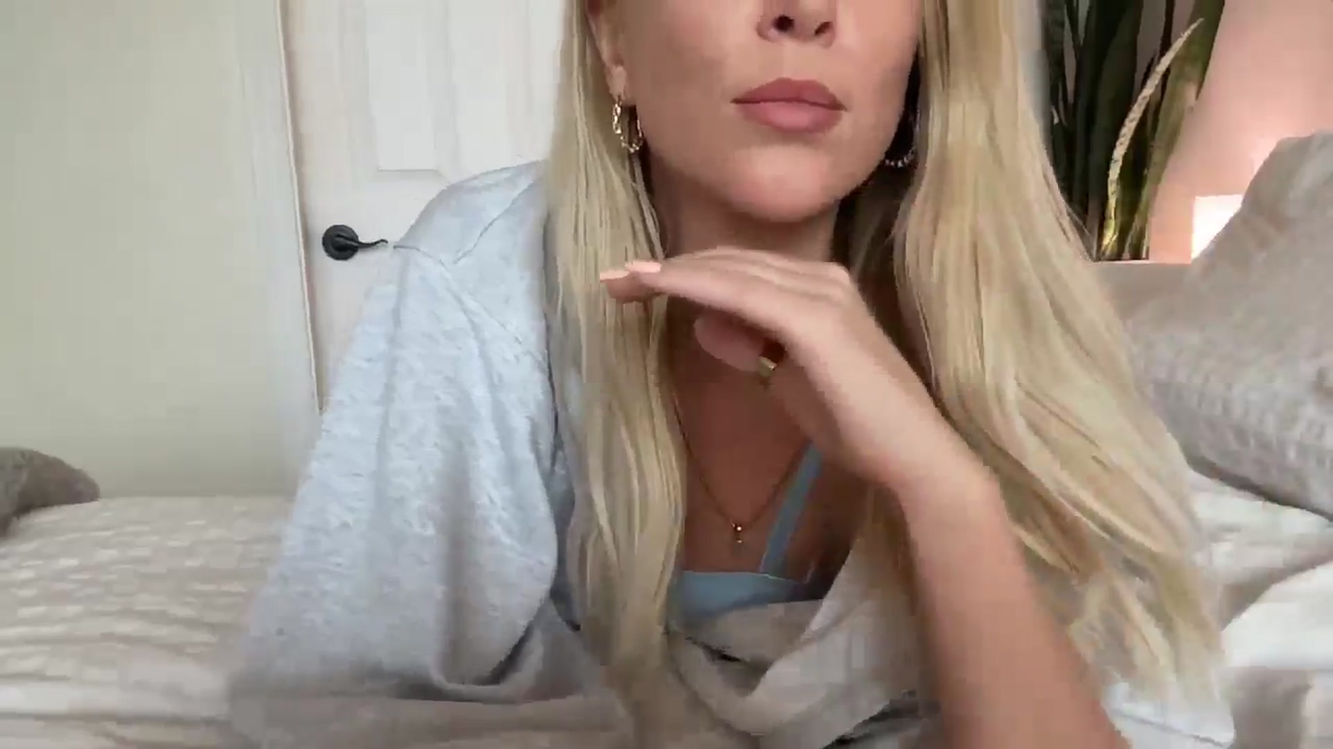 Gallery image thumbnail from DailyTease's myfreecams stream on, 10/21/2024, 24:32 image 14 of 20