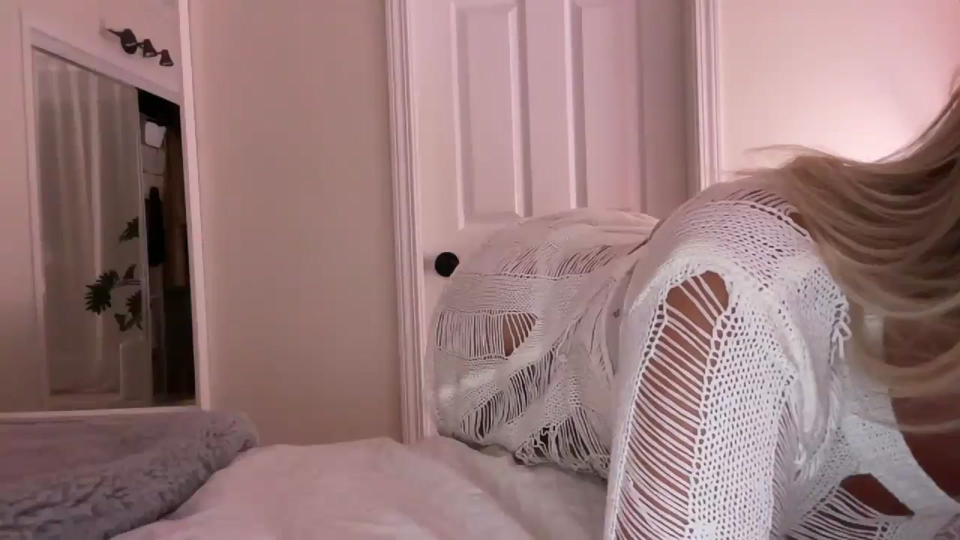 Gallery image thumbnail from DailyTease's myfreecams stream on, 10/29/2024, 01:42 image 18 of 20