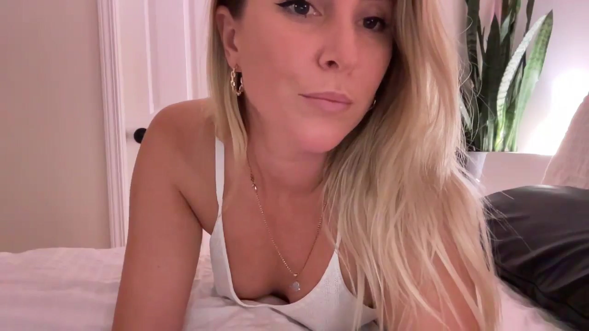 Gallery image thumbnail from DailyTease's myfreecams stream on, 11/05/2024, 02:14 image 19 of 20